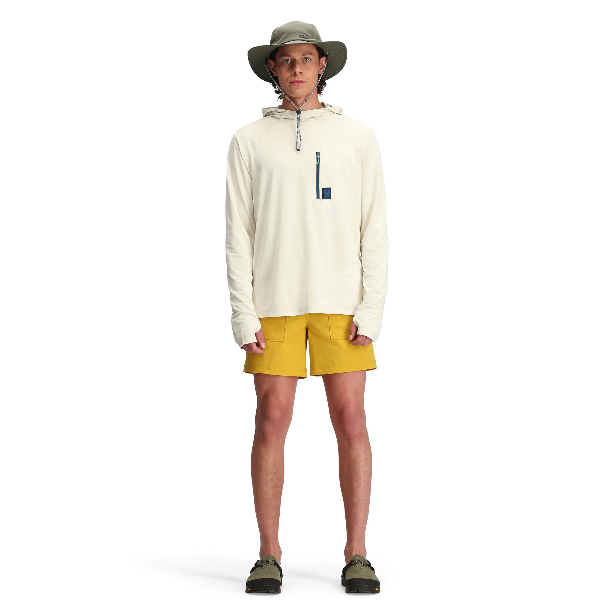 Allgemeine Frontmodellaufnahme des Topo Designs Sun Hoodie - Herren in "Bone White"