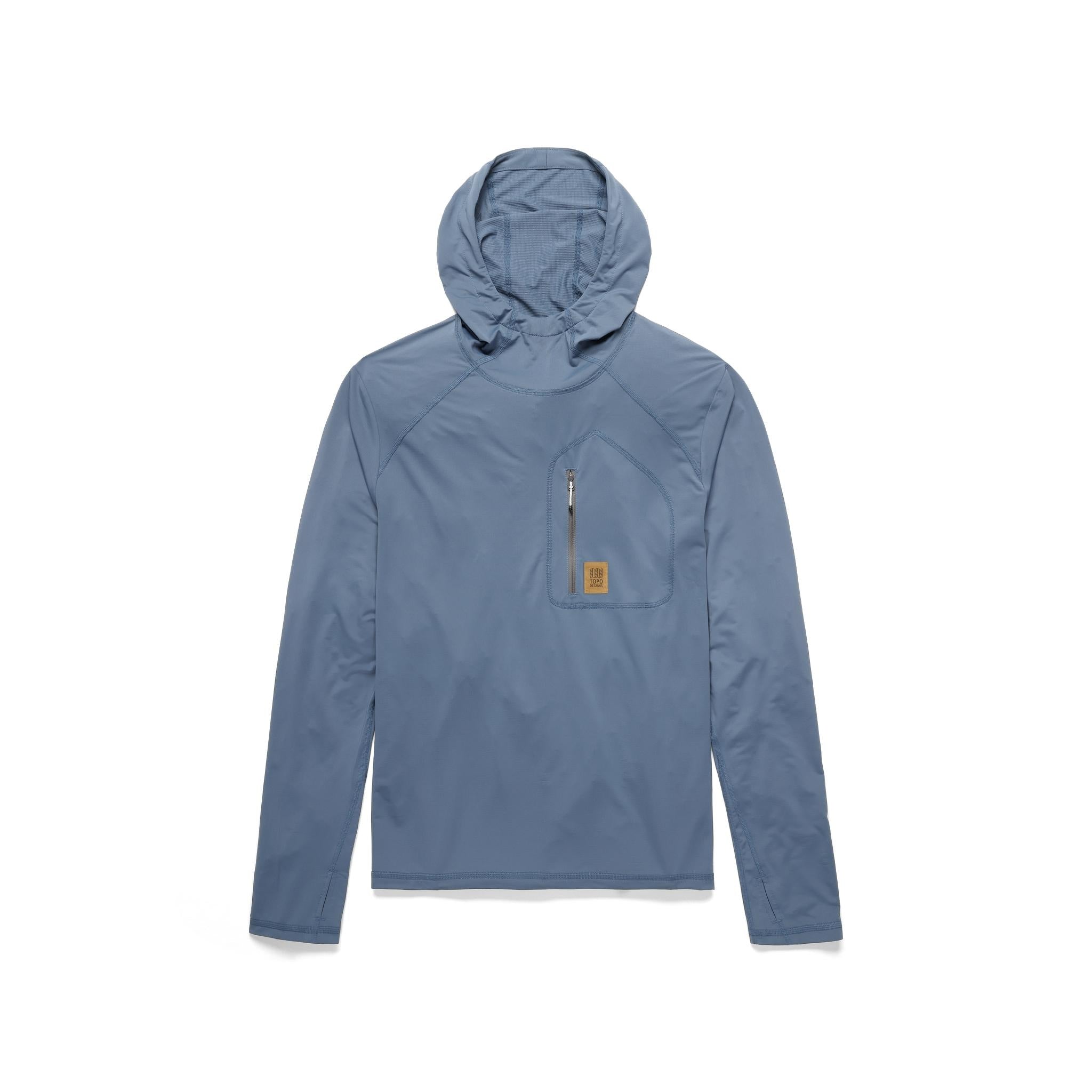 Allgemeine Frontmodellaufnahme des Topo Designs Sun Hoodie - Herren in "Stone Blue".