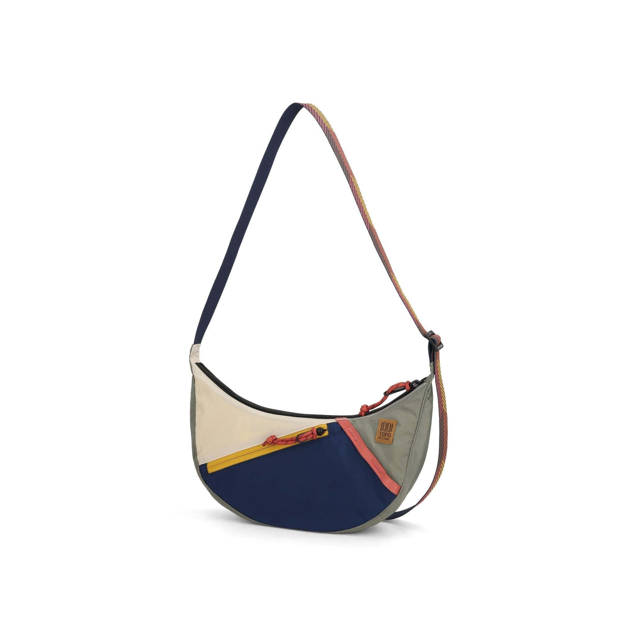 Vorderansicht der Topo Designs Moonlight Crossbody Bag in "Bone White / Beetle"