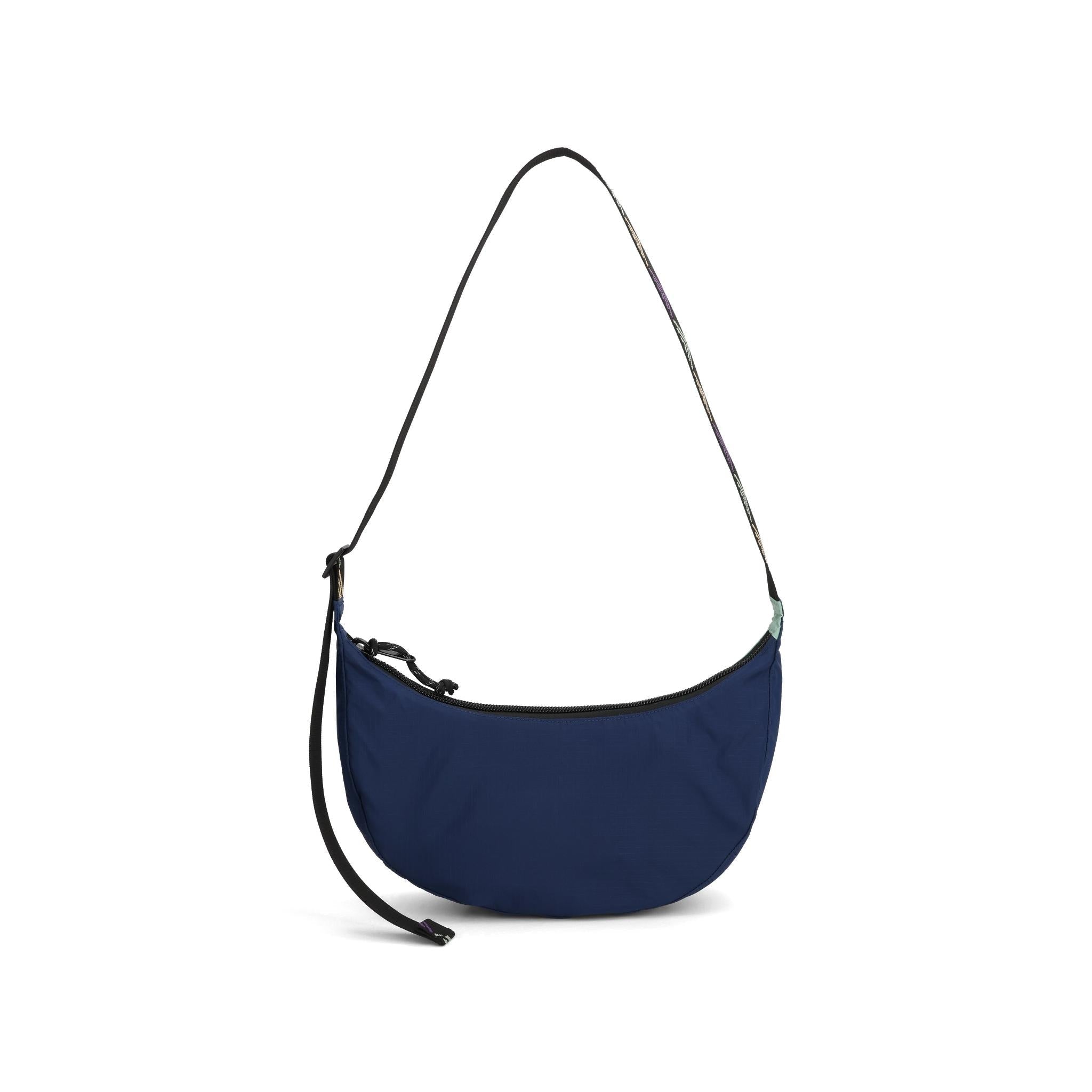 Rückansicht der Topo Designs Moonlight Crossbody Bag in "Midnight / Loganberry"