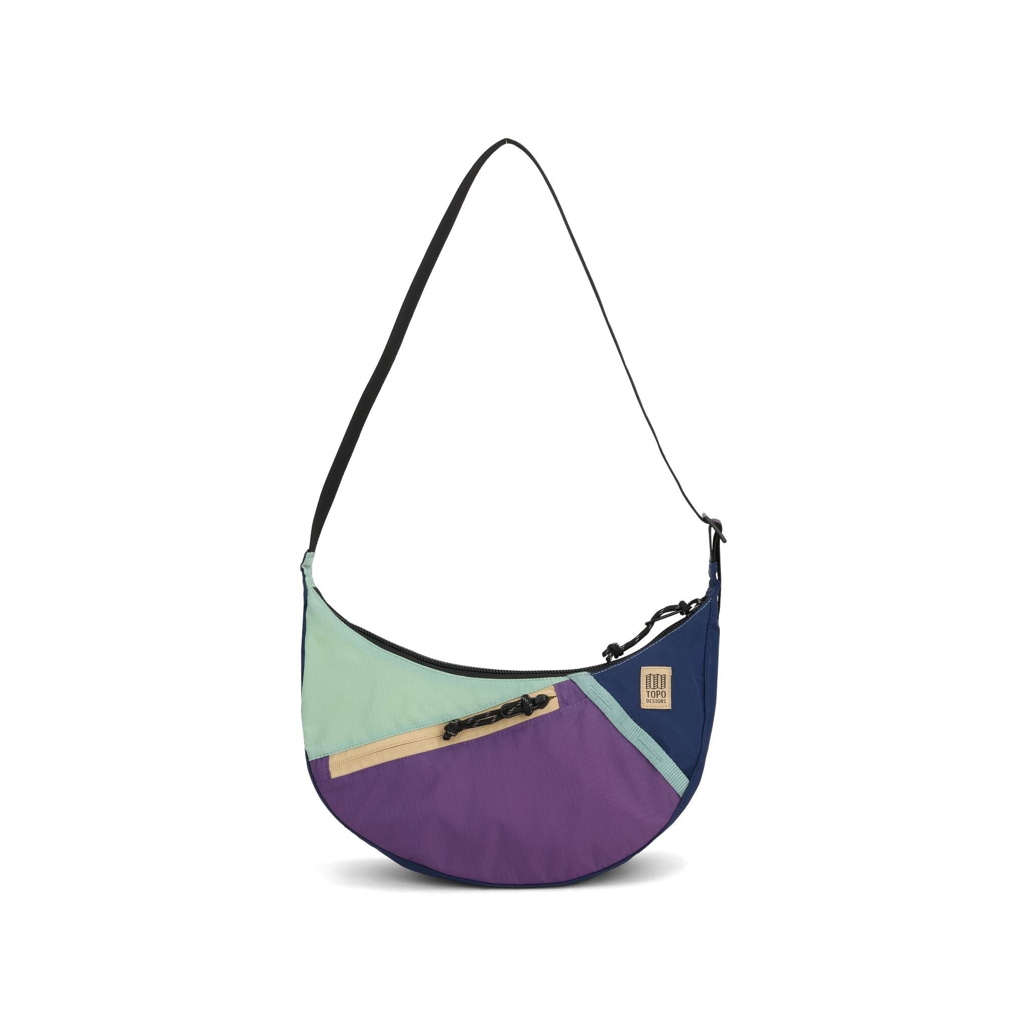 Vorderansicht der Topo Designs Moonlight Crossbody Bag in "Midnight / Loganberry"