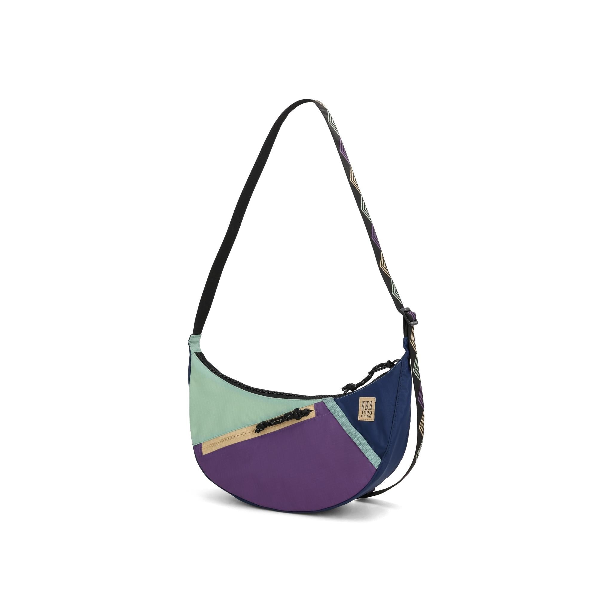 Vorderansicht der Topo Designs Moonlight Crossbody Bag in "Midnight / Loganberry"