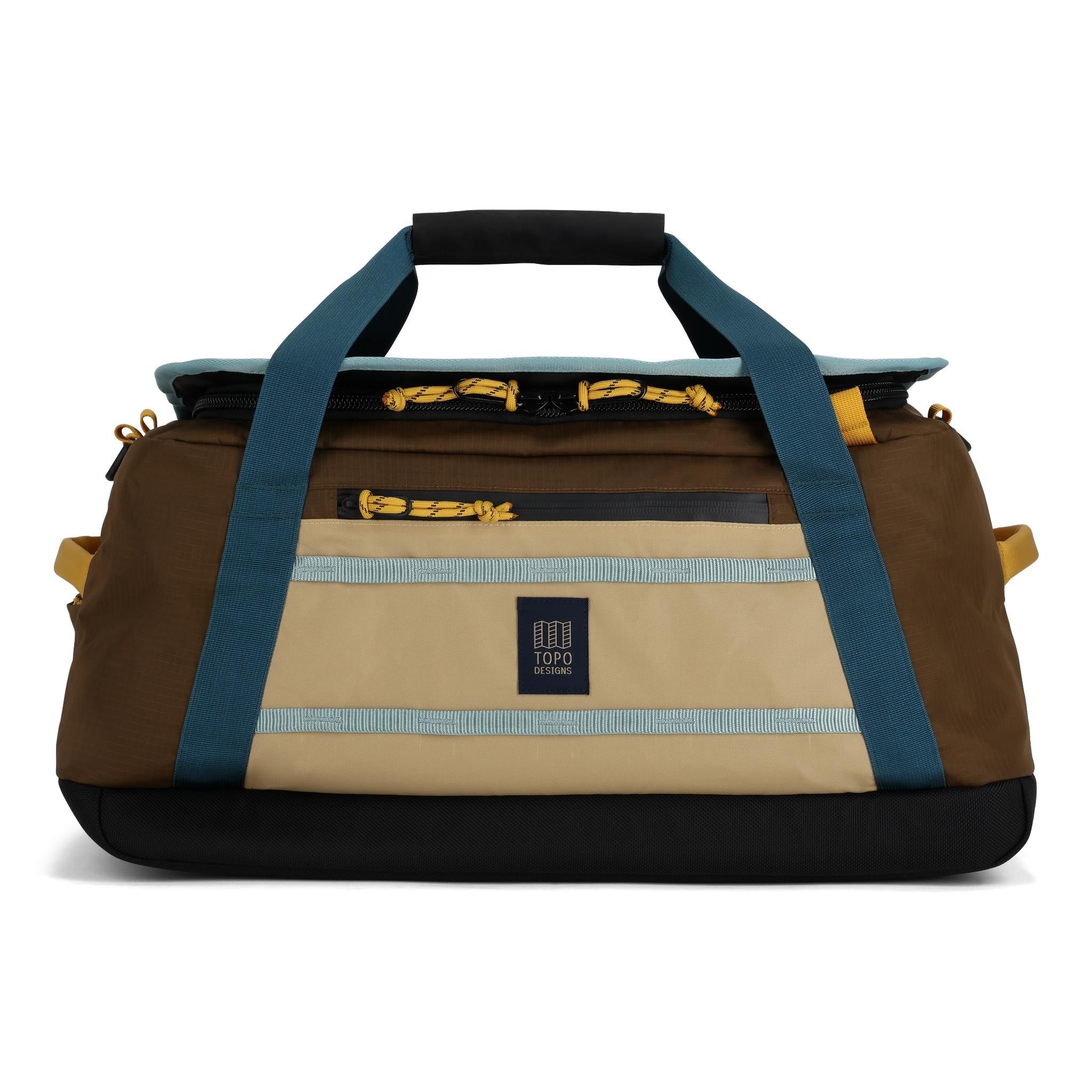 Vorderansicht des Topo Designs Mountain Duffel 40L in "Desert Palm / Sahara"