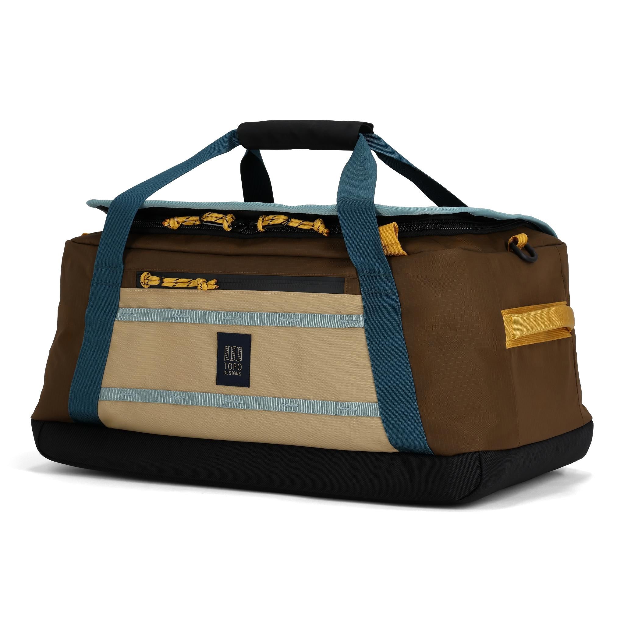 Vorderansicht des Topo Designs Mountain Duffel 40L in "Desert Palm / Sahara"