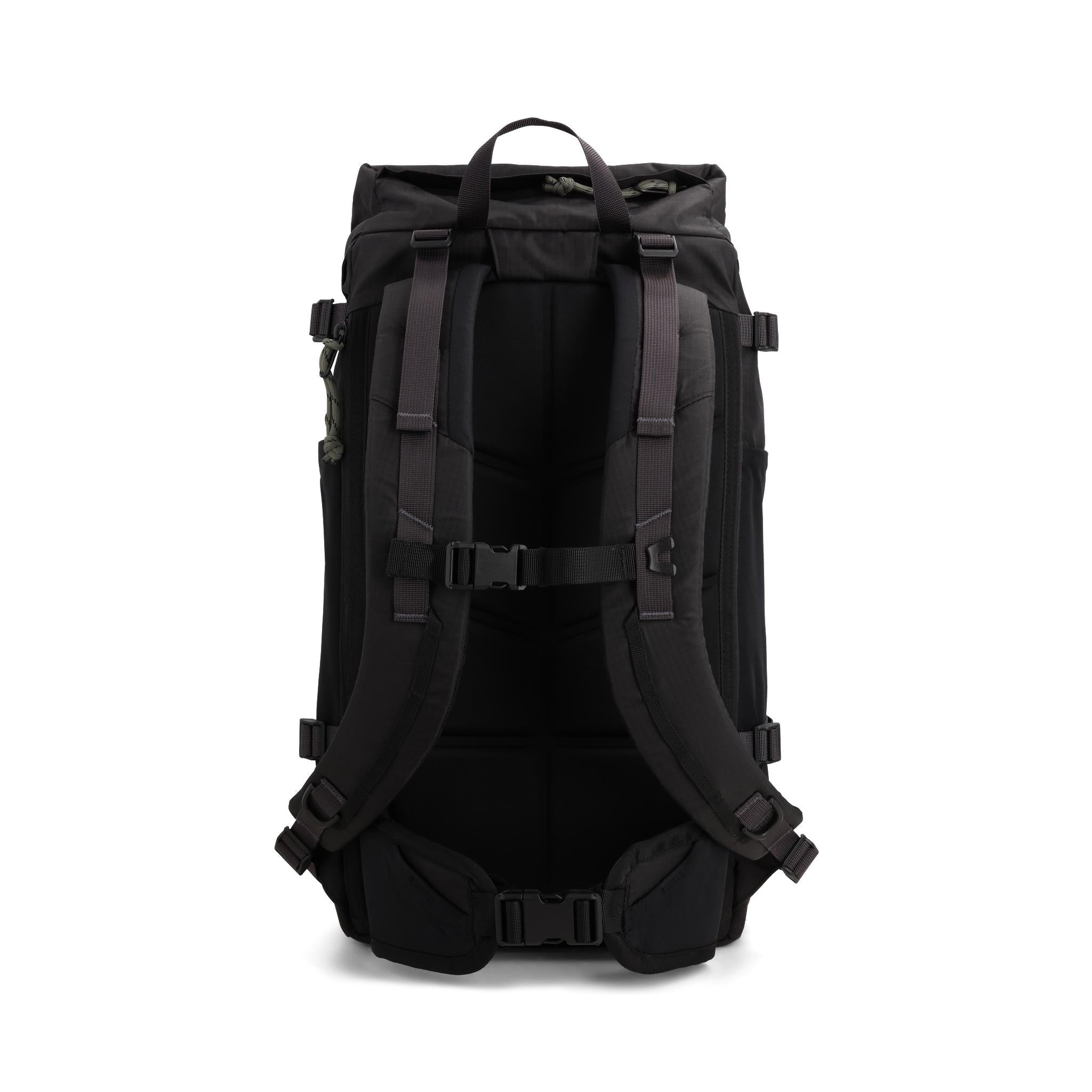 Rückansicht des Topo Designs Rover Trail Pack 22L in "Schwarz / Neutral"