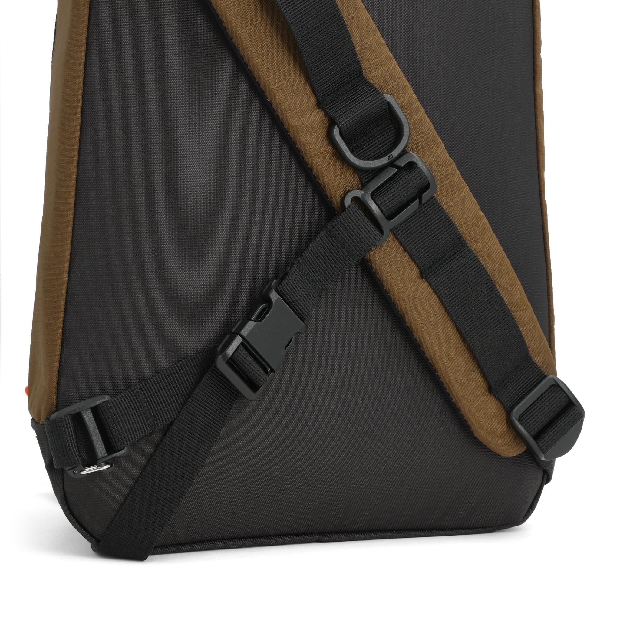 Allgemeine Detailaufnahme der Topo Designs Mountain Sling Bag in "Desert Palm / Sahara".