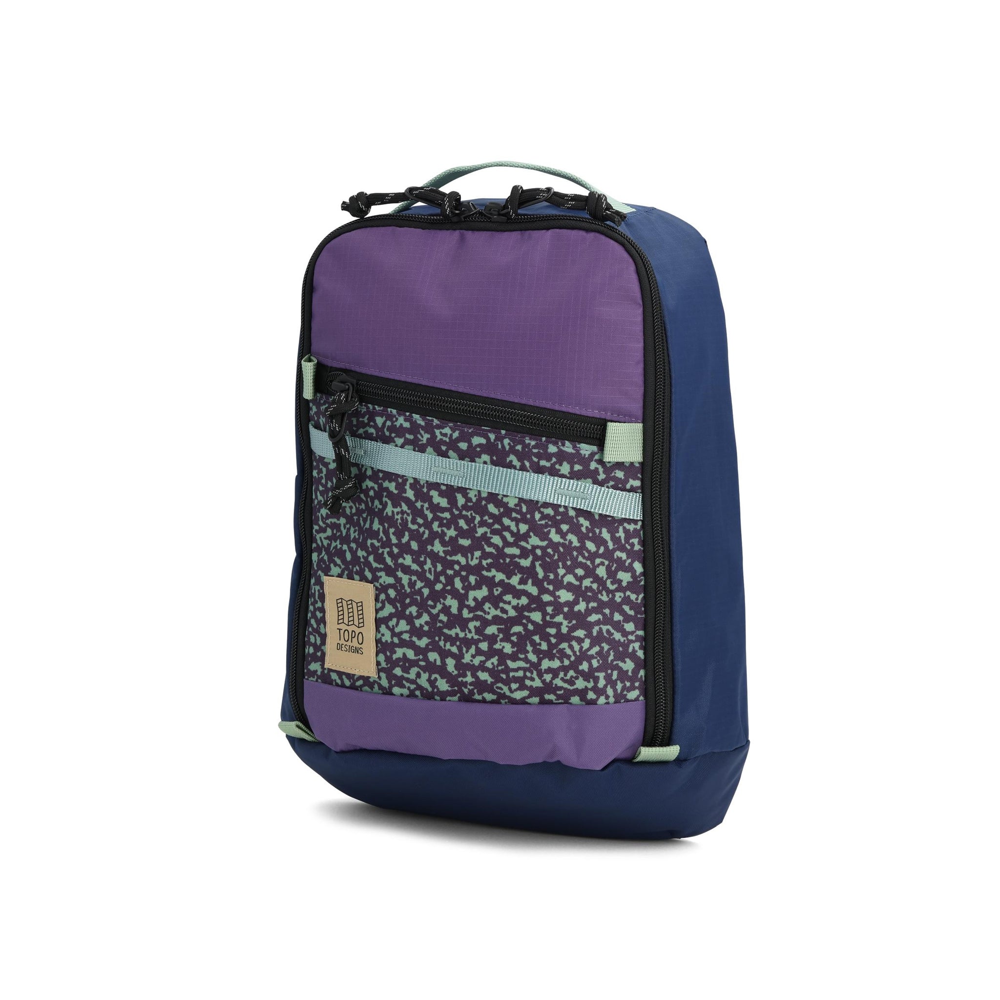 Vorderansicht der Topo Designs Mountain Sling Bag in "Loganberry / Crackle"