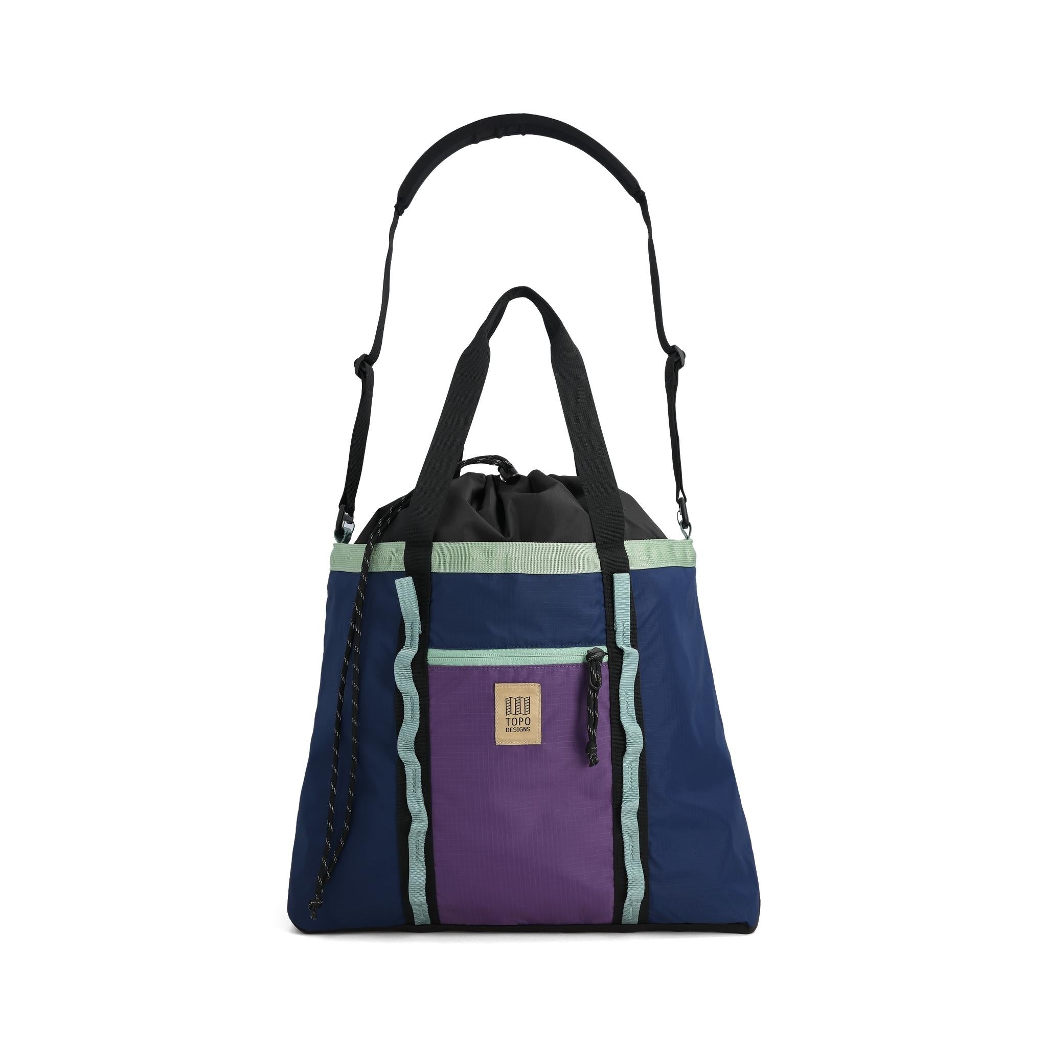 Vorderansicht der Topo Designs Mountain Utility Tote in "Midnight / Loganberry"