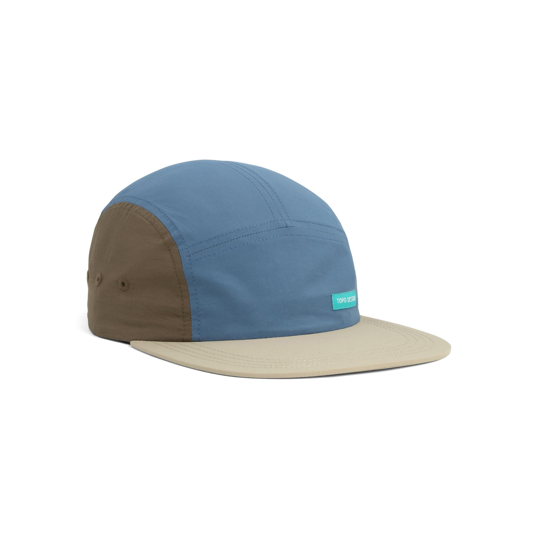 Vorderansicht des Topo Designs Nylon Camp Hat in "Stone Blue Block"