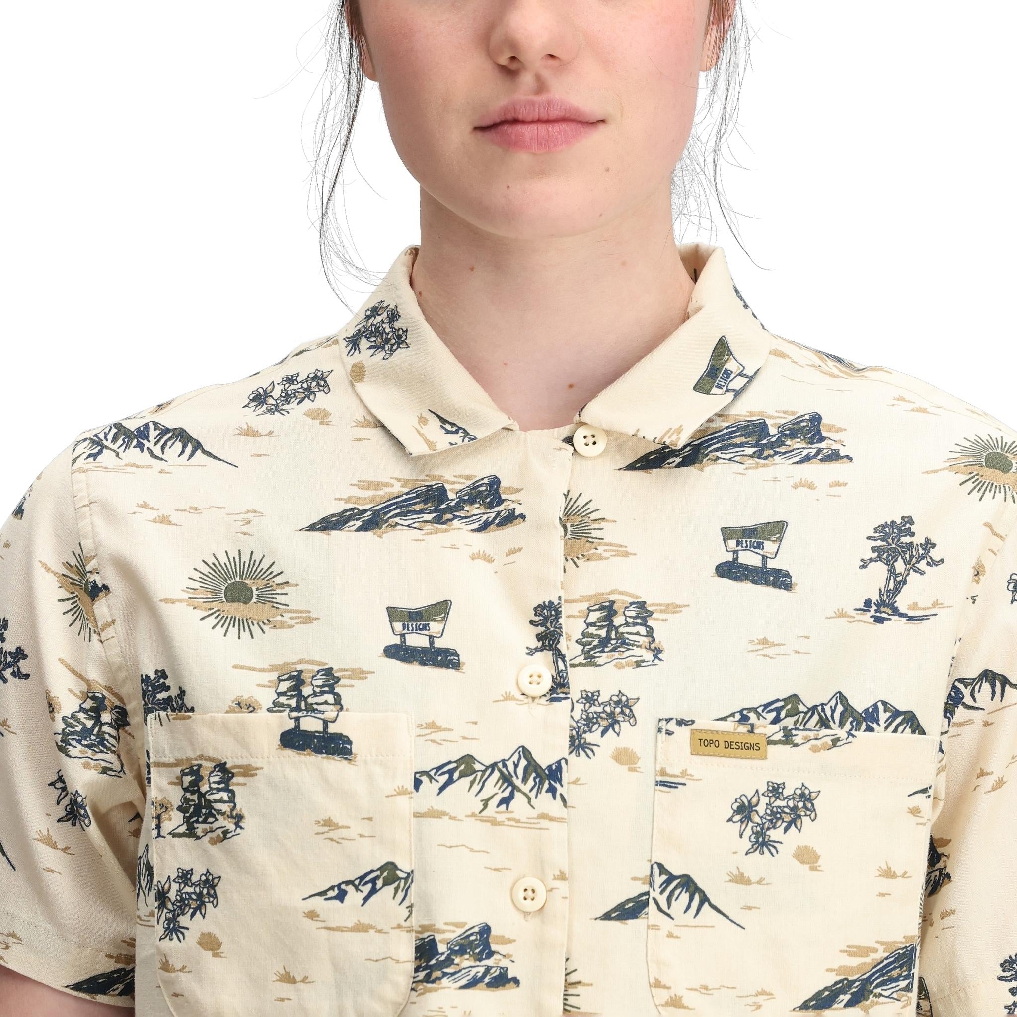 Allgemeine Detailaufnahme von Topo Designs Daytripper Short Sleeve - Damen in "Westbound"