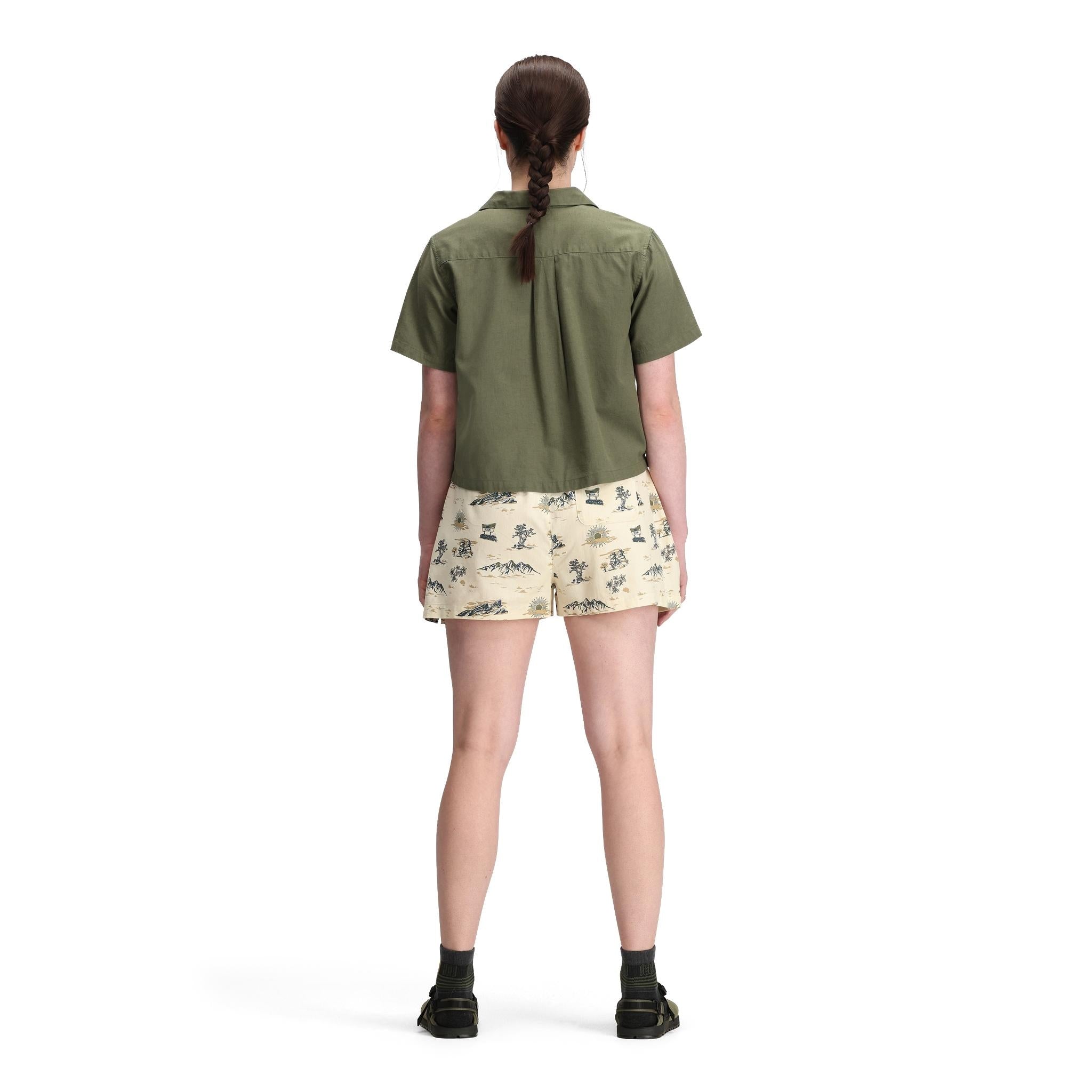 Vordere Modellaufnahme des Topo Designs Daytripper Short Sleeve - Damen in "Beetle"