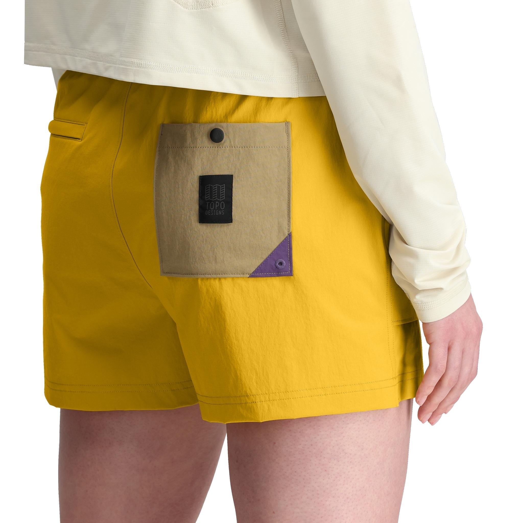 Allgemeine Detailaufnahme der Topo Designs Mesa Shorts - Damen in "Honey / Elmwood"