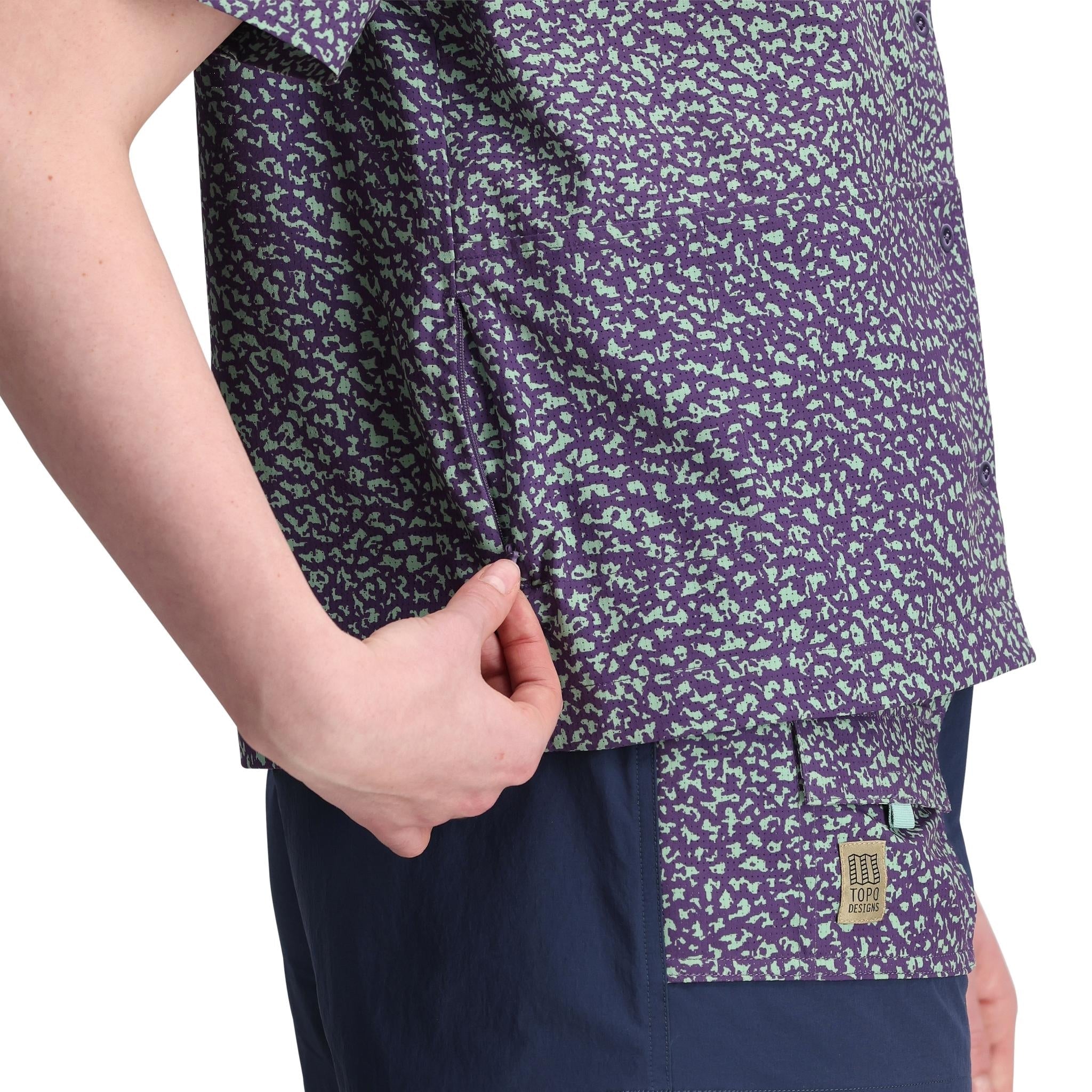 Allgemeine Detailaufnahme von Topo Designs Retro River Short Sleeve - Damen in "Crackle Loganberry"