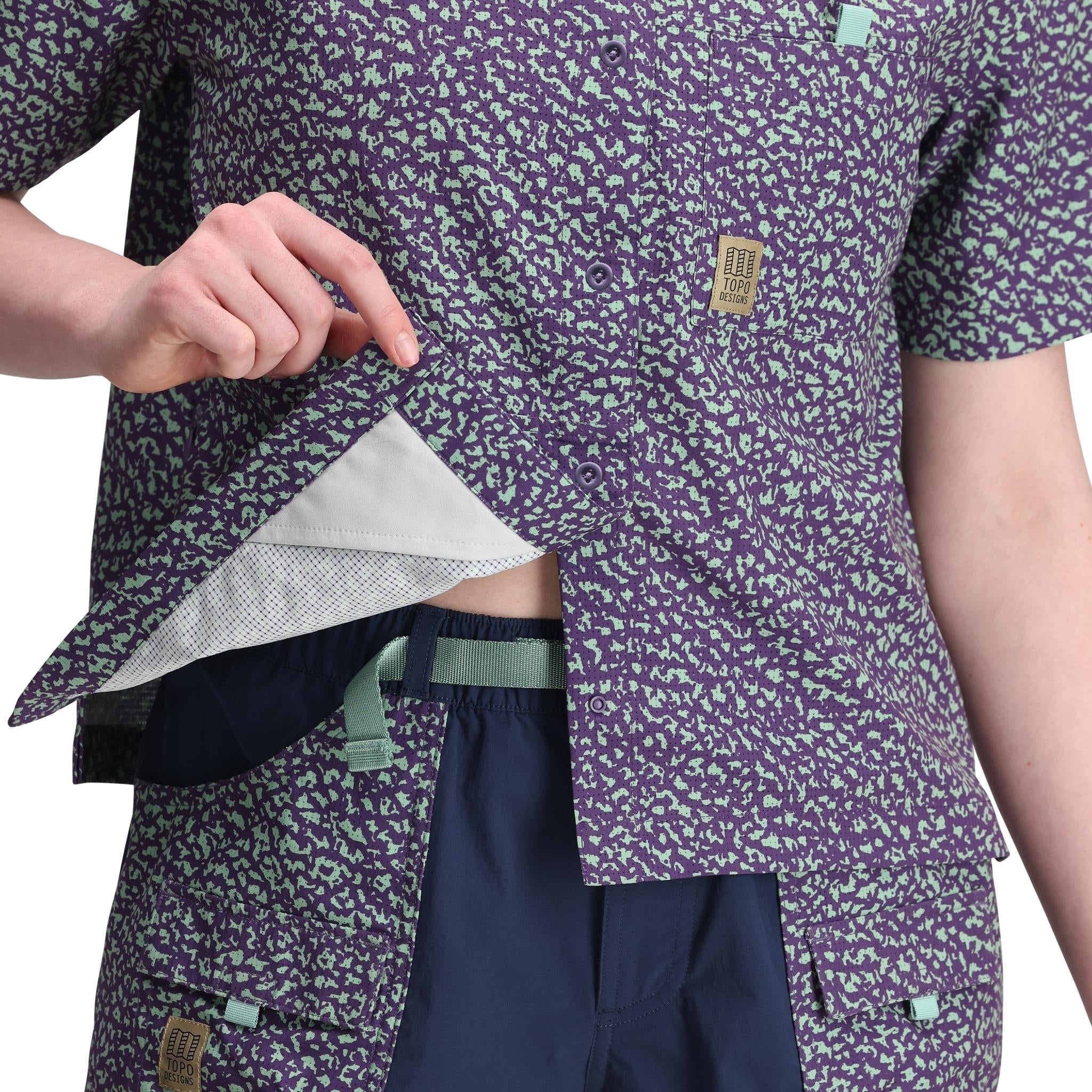 Allgemeine Detailaufnahme von Topo Designs Retro River Short Sleeve - Damen in "Crackle Loganberry"