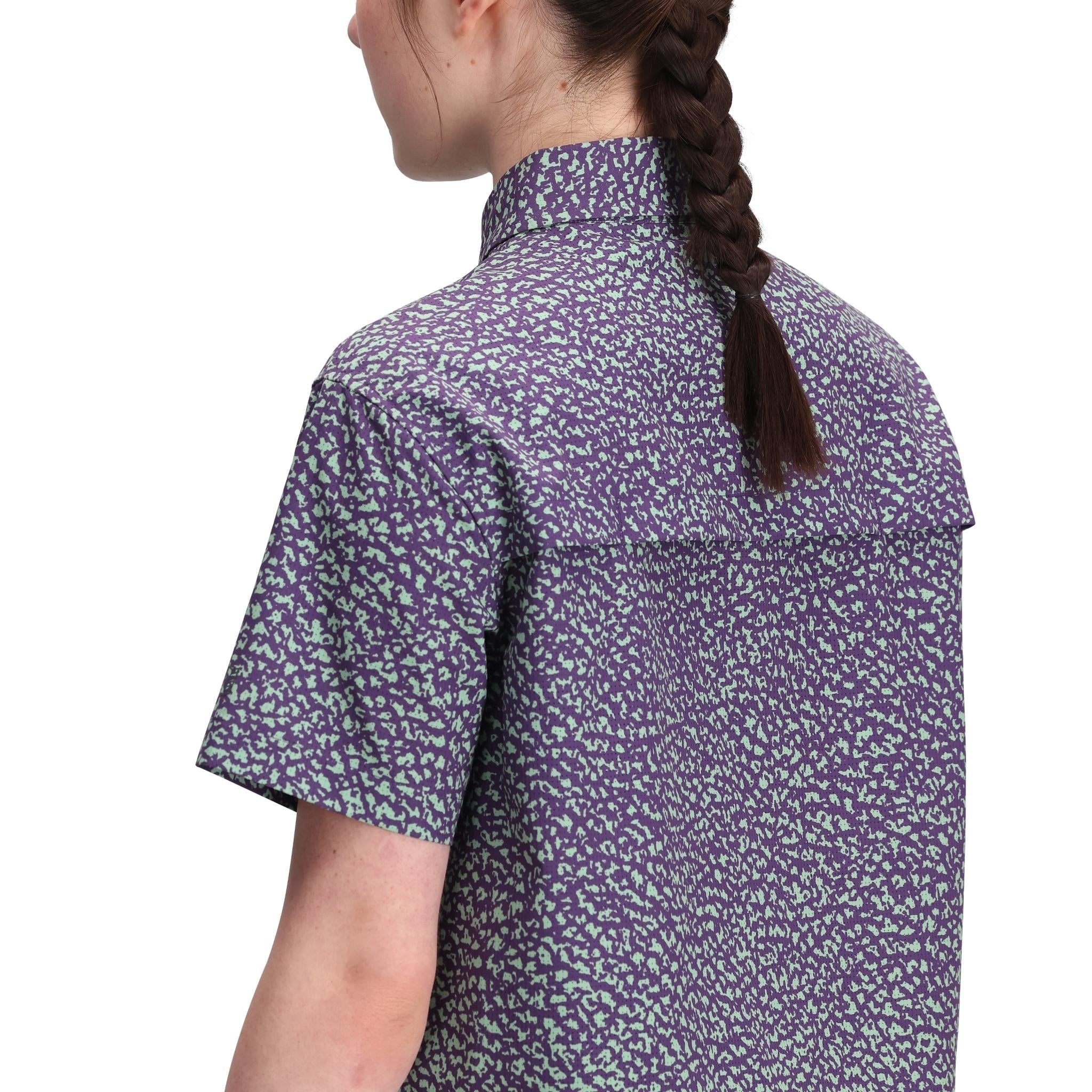 Allgemeine Detailaufnahme von Topo Designs Retro River Short Sleeve - Damen in "Crackle Loganberry"