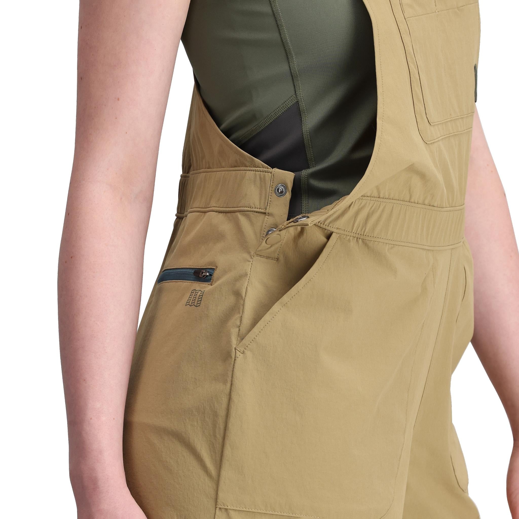 Allgemeine Detailaufnahme von Topo Designs Roads Romper - Damen in "Elmwood"