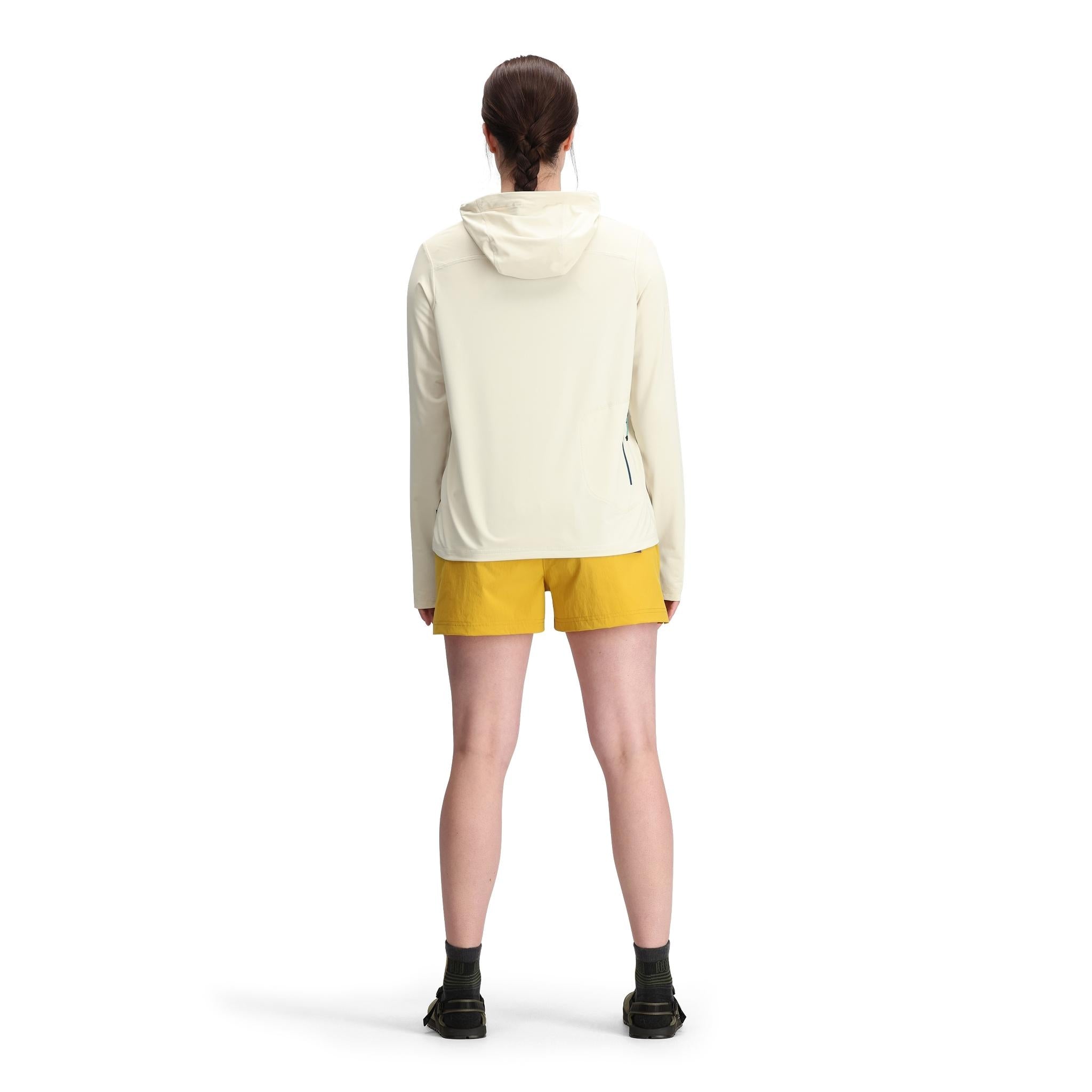 Allgemeine Rückenmodellaufnahme von Topo Designs Sun Hoodie - Damen in "Bone White"