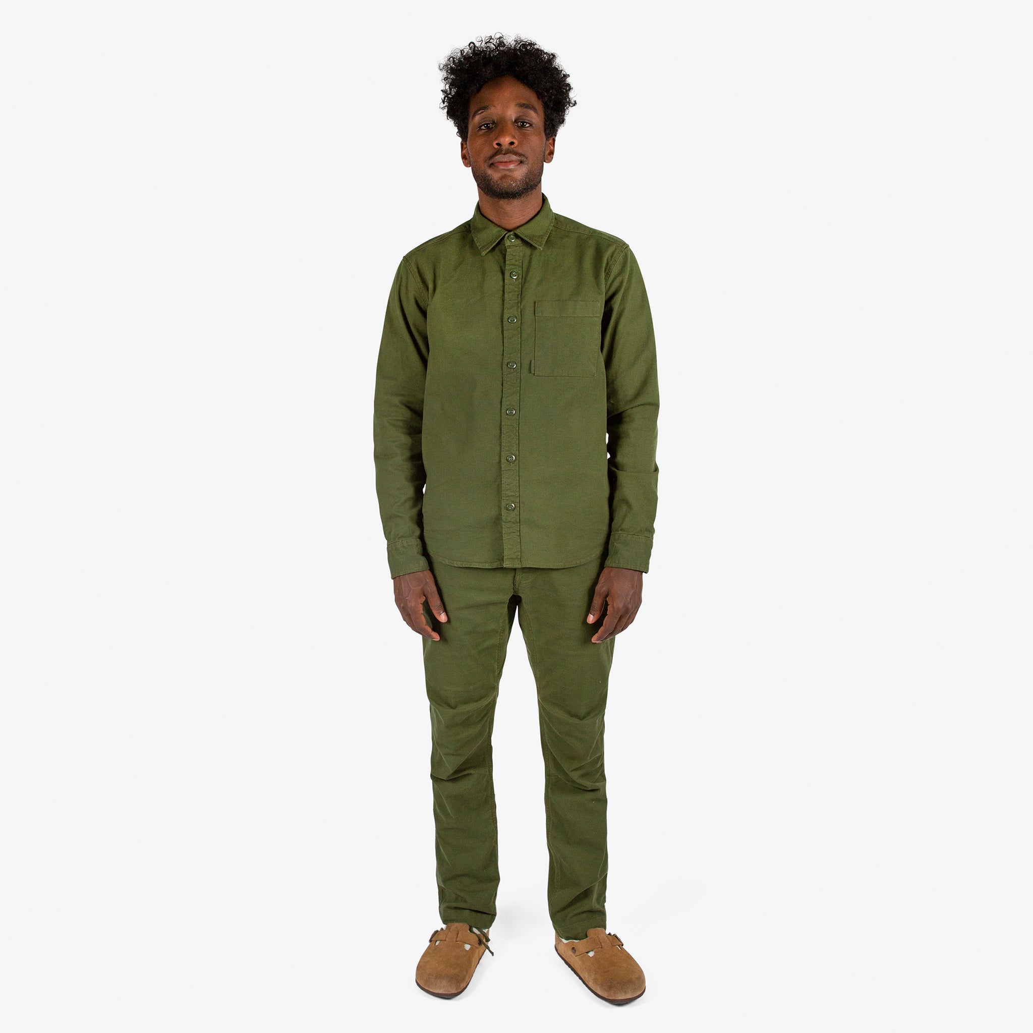 Frontale Modellaufnahme des Topo Designs Herren Dirt Shirt & Hose in "Olive".