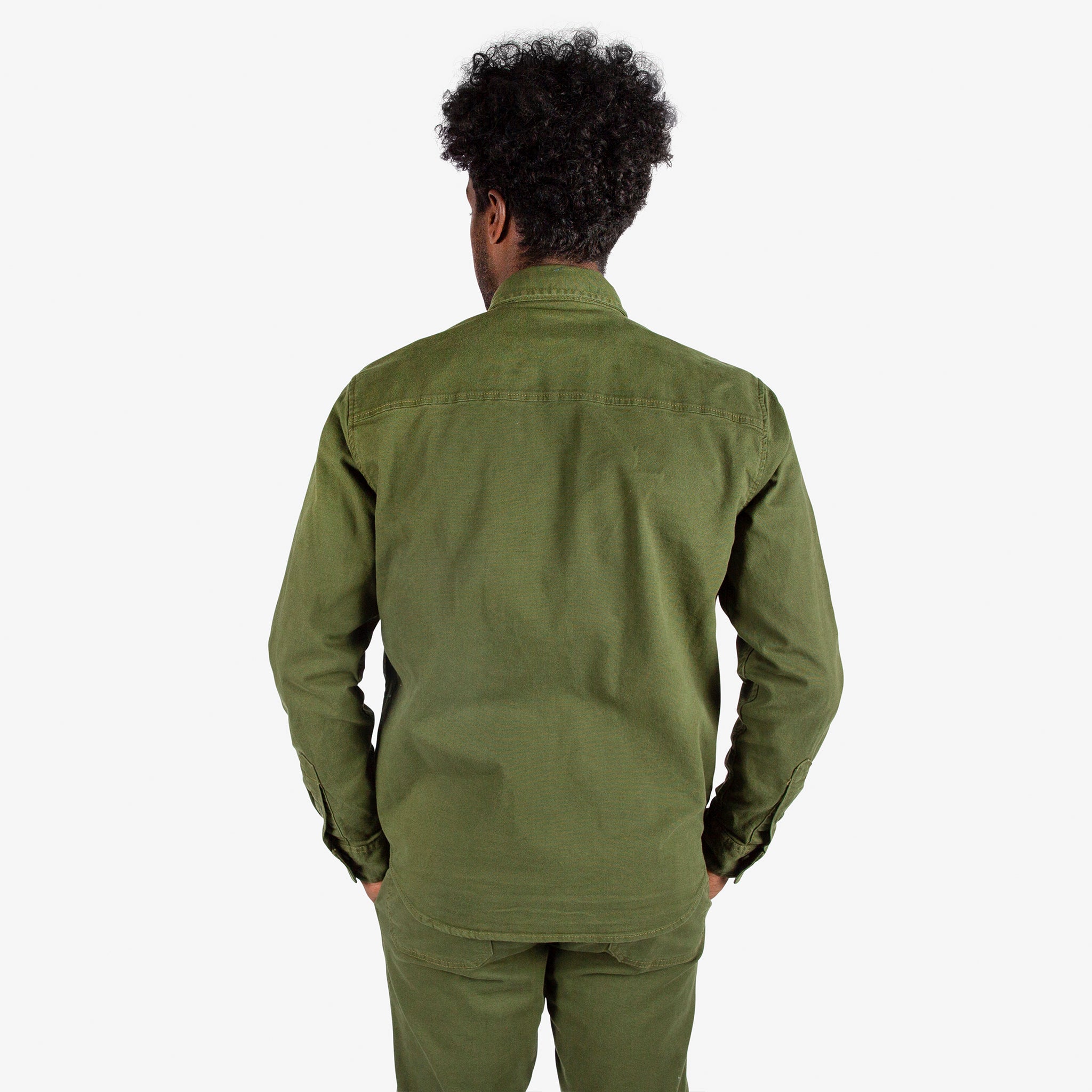 Nahaufnahme des Rückenmodells von Topo Designs Herren Dirt Shirt & Hose in "Olive".