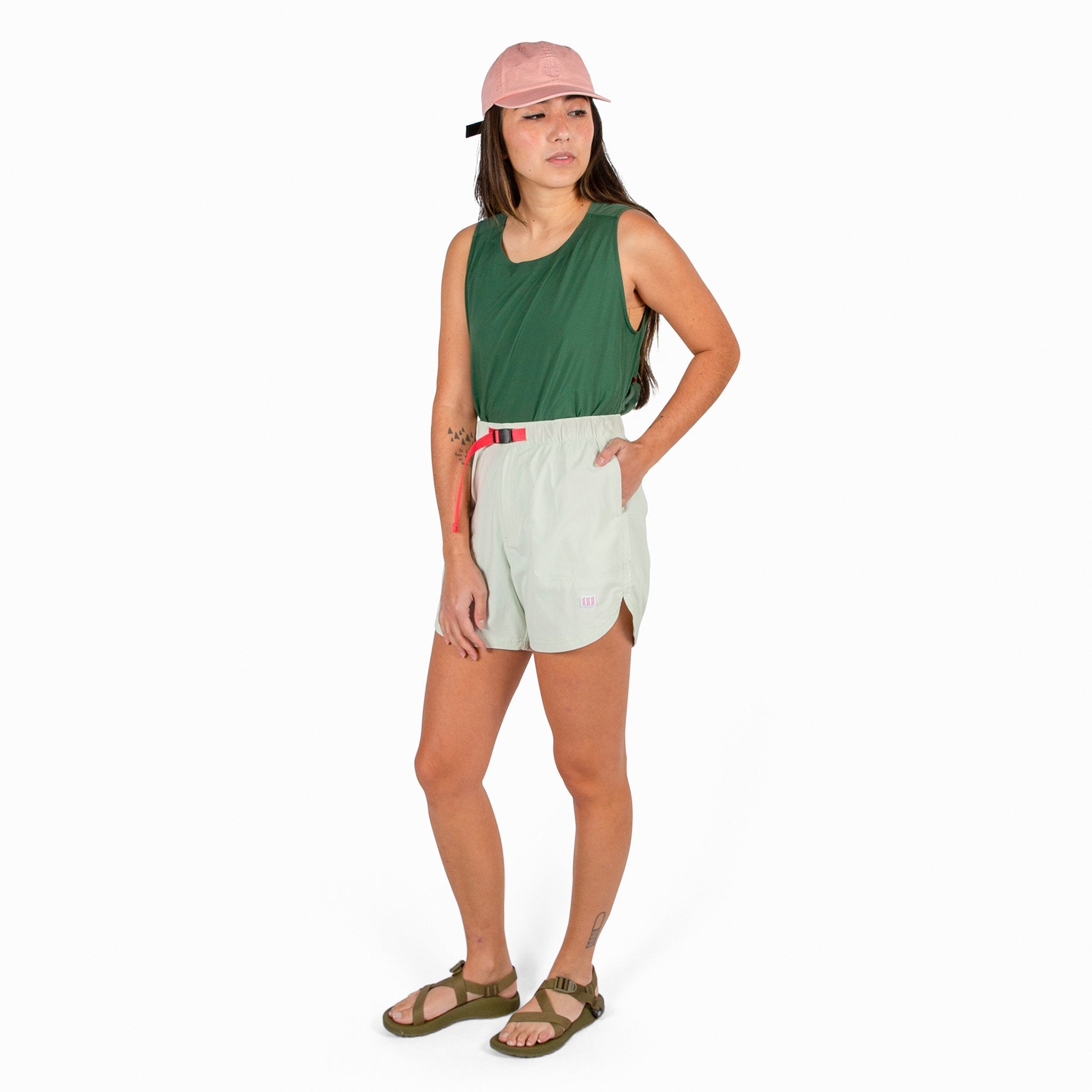 Gesamtaufnahme der Topo Designs Damen River quick-dry swim Shorts in light mint am Model.