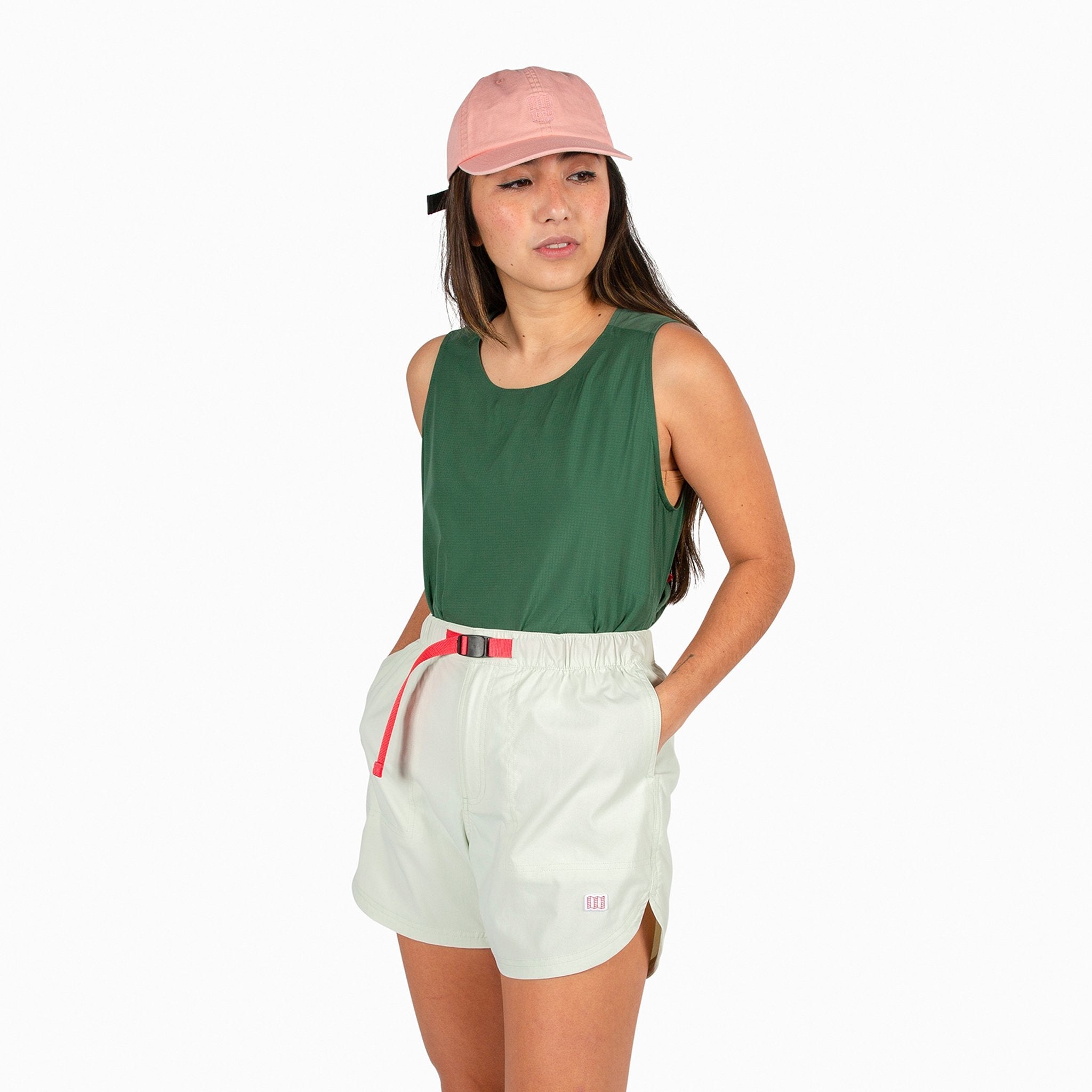 Gesamtaufnahme der Topo Designs Damen River quick-dry swim Shorts in light mint am Model.