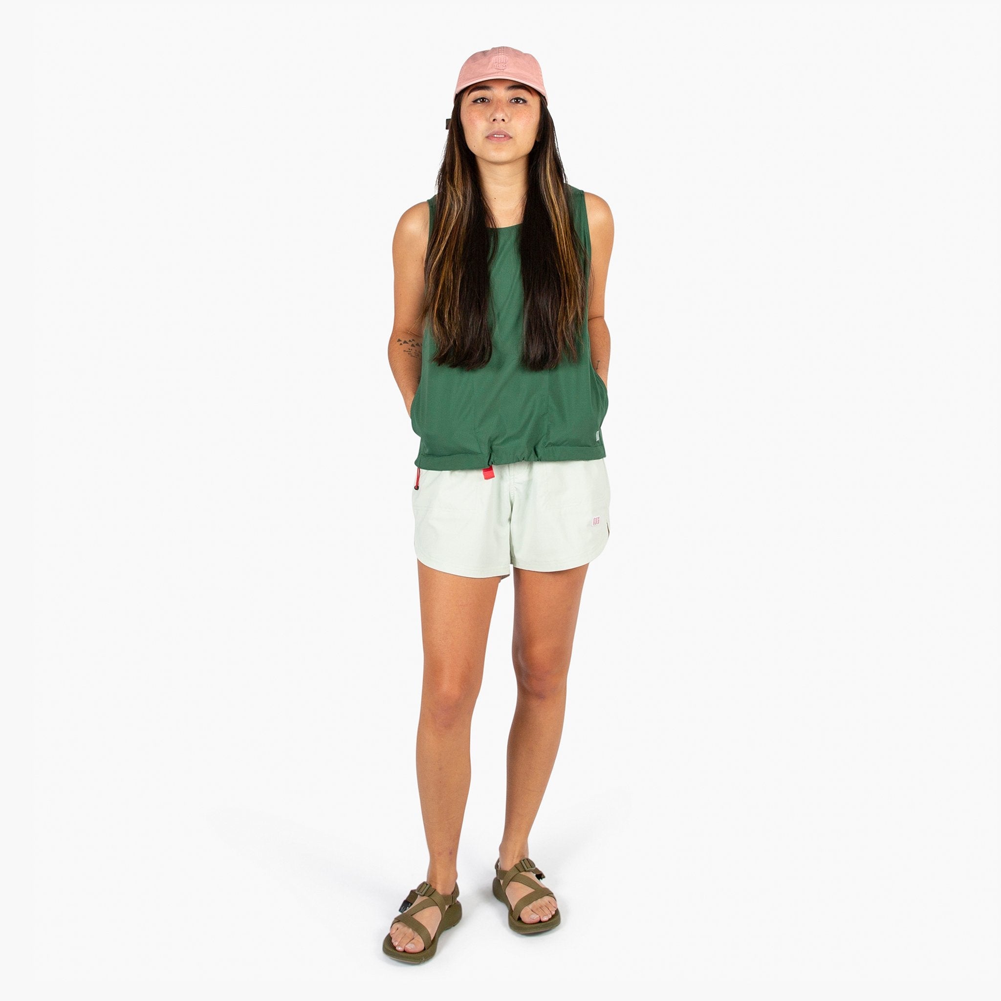 Gesamtaufnahme der Topo Designs Damen River quick-dry swim Shorts in light mint am Model.