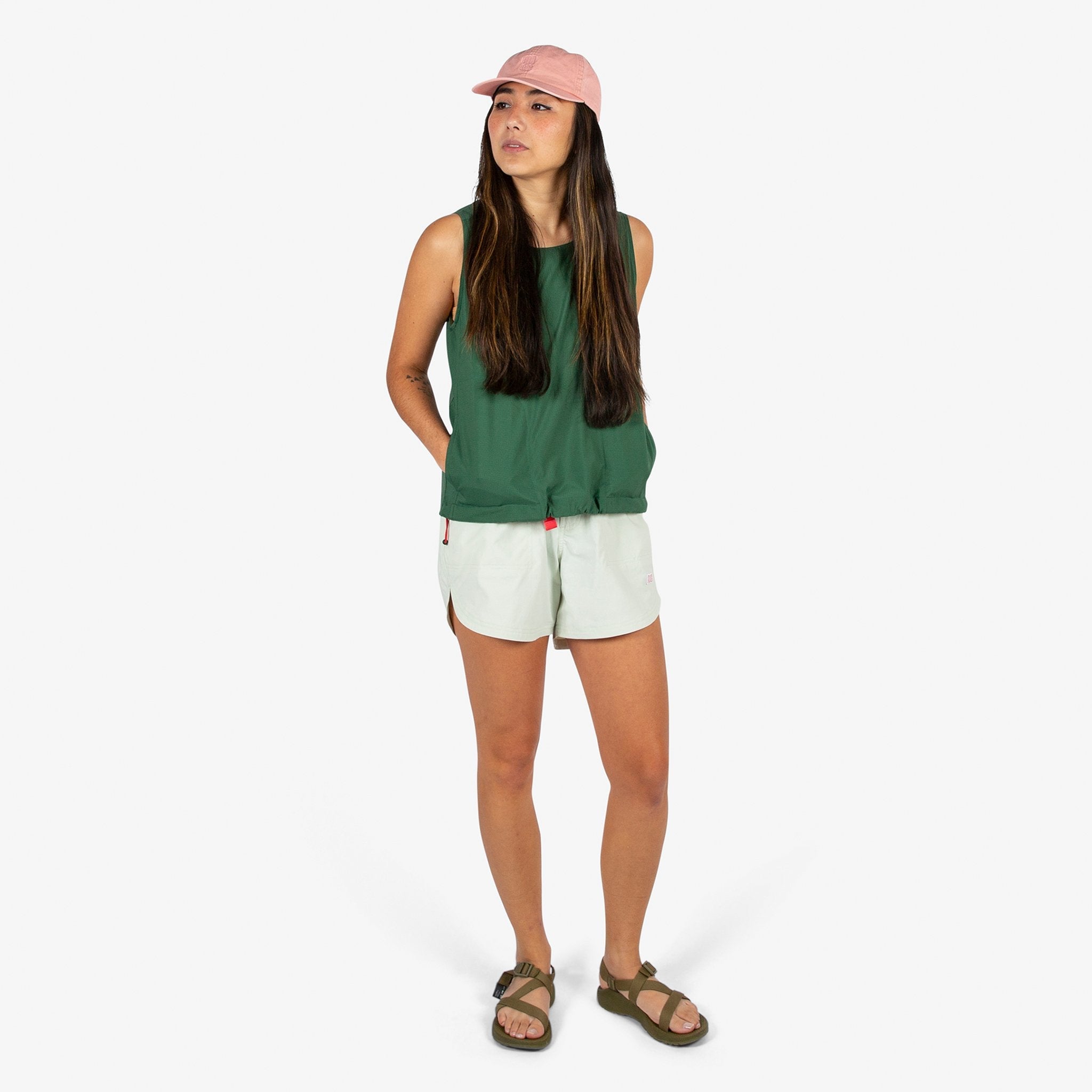 Gesamtaufnahme der Topo Designs Damen River quick-dry swim Shorts in light mint am Model.