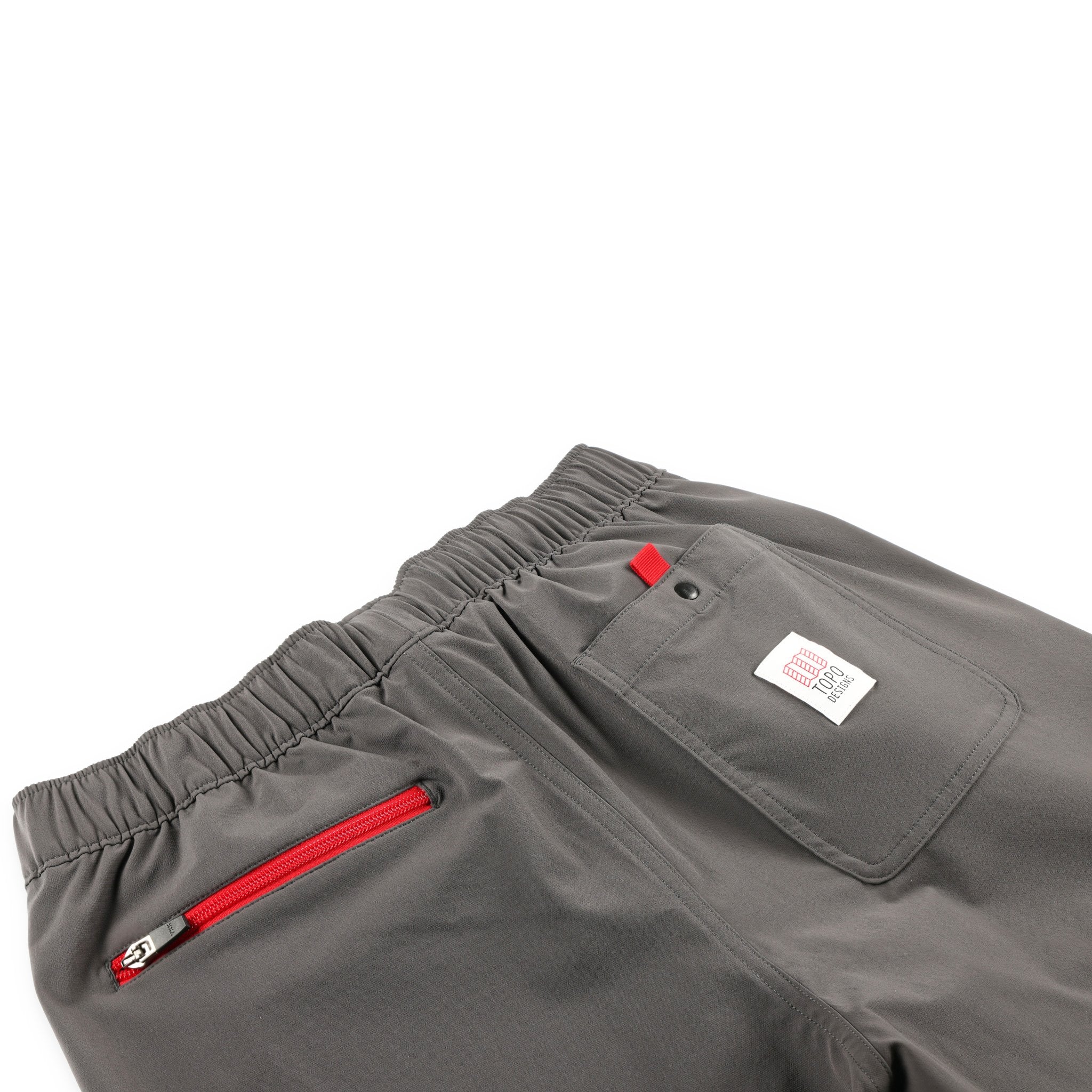 Allgemeine Aufnahme der Topo Designs Herren Boulder leichten Klettern & Wandern Hose in Charcoal grau zeigt Rückenreißverschluss und Druckknopftaschen.