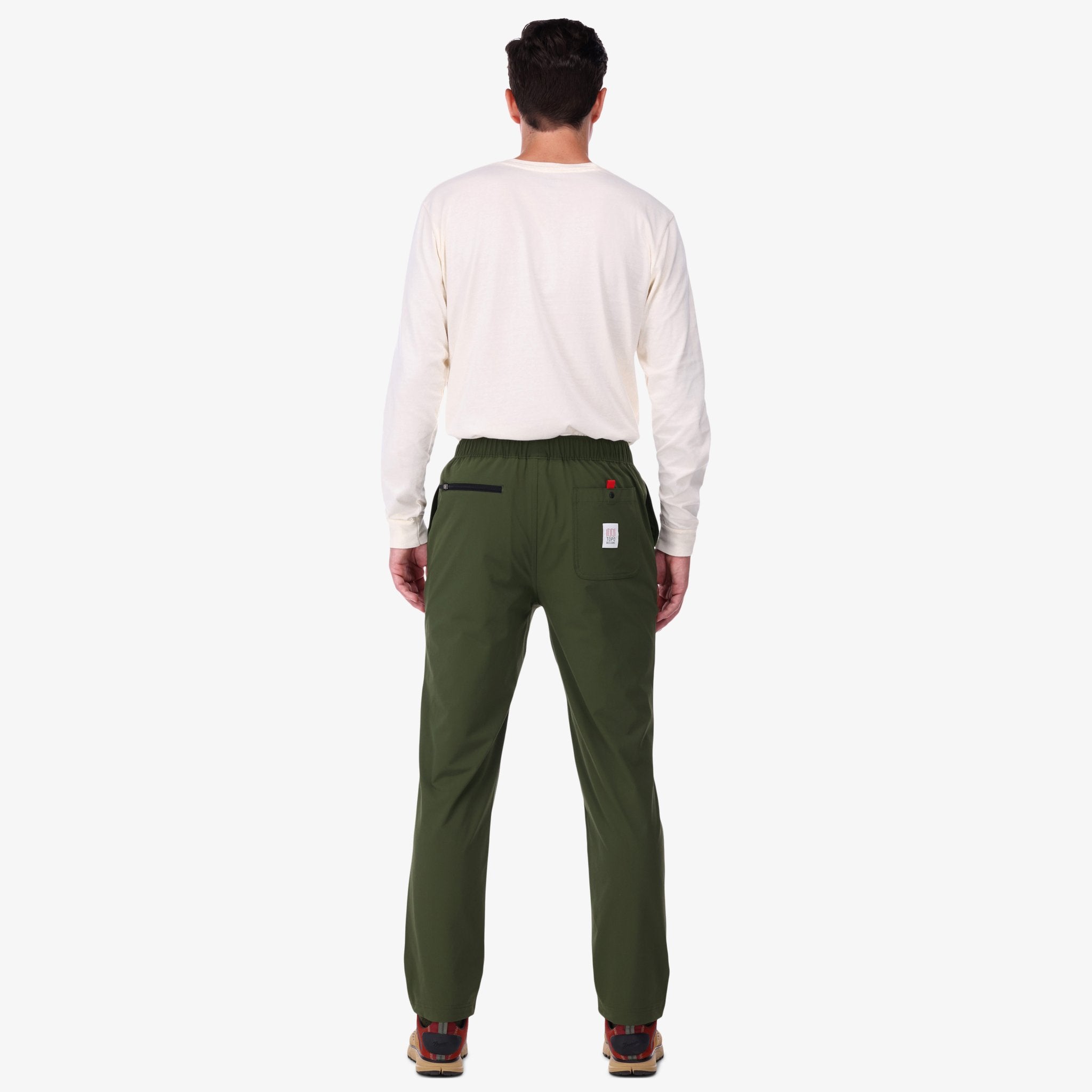 Rückansicht der Topo Designs Herren Boulder Leichtgewicht Kletter- und Hose in "Olive" grün am Modell.