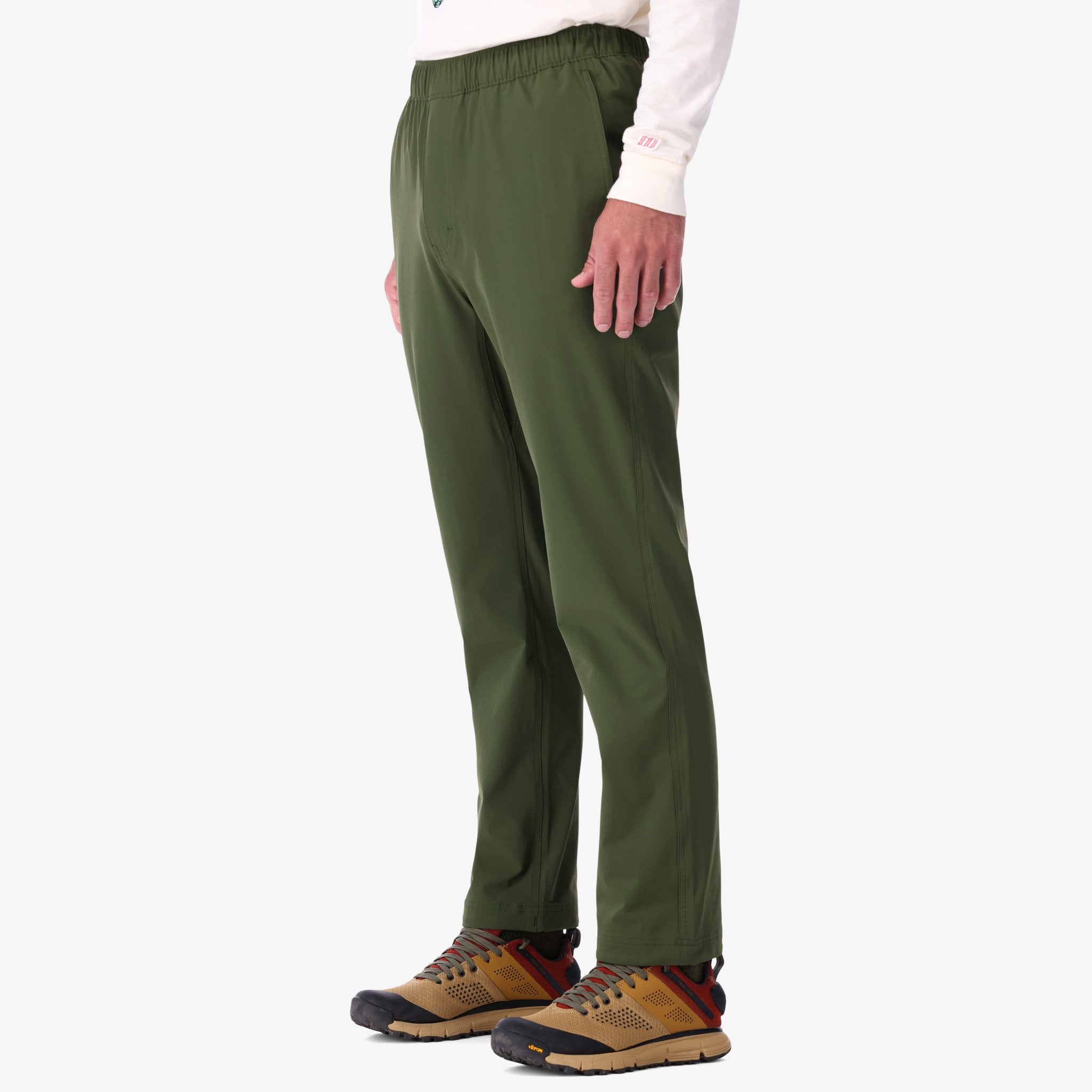 Aufnahme der Topo Designs Herren Boulder leichte Kletter- & Hose in "Olive" grün am Modell.