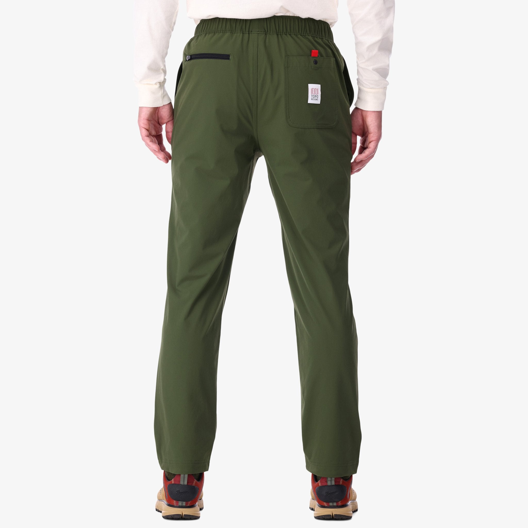 Rückansicht der Topo Designs Herren Boulder Leichtgewicht Kletter- und Hose in "Olive" grün am Modell.