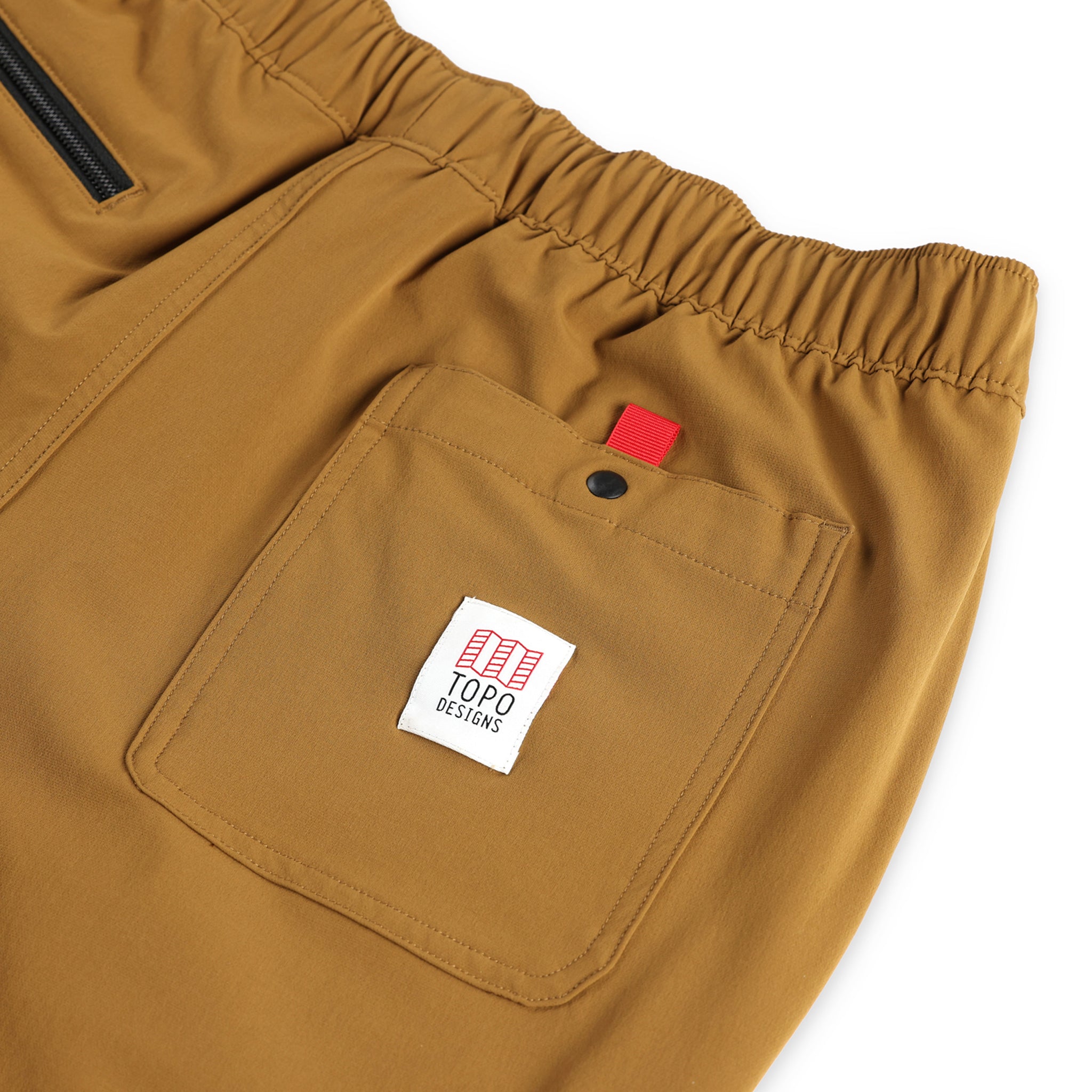 Detailaufnahme der hinteren Druckknopftasche der Topo Designs Herren Boulder Leichtgewicht Kletter- und Hose in "dark khaki" braun