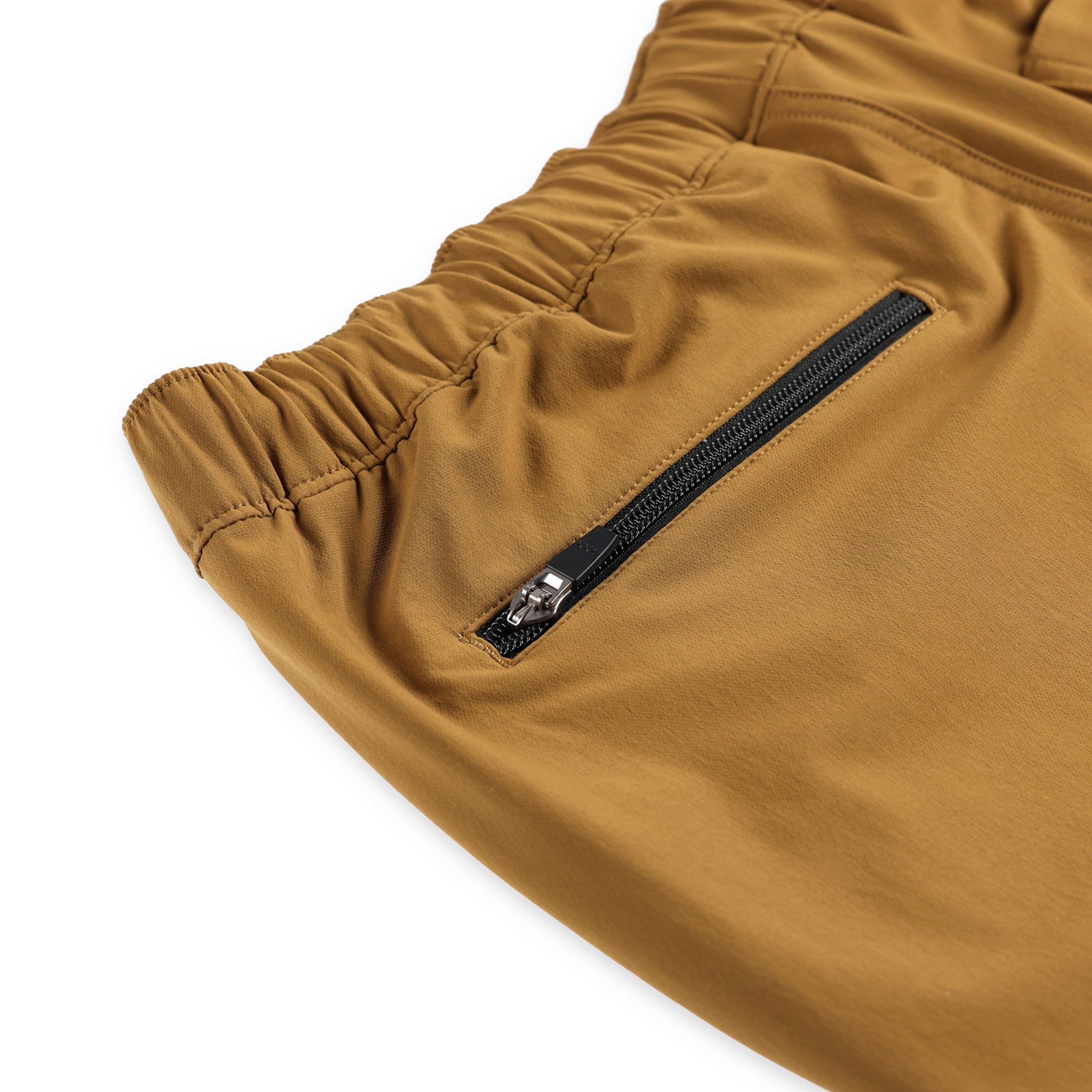 Detailaufnahme der hinteren Reißverschlusstasche der Topo Designs Herren Boulder Leichtgewicht Kletter- und Hose in "dark khaki" braun