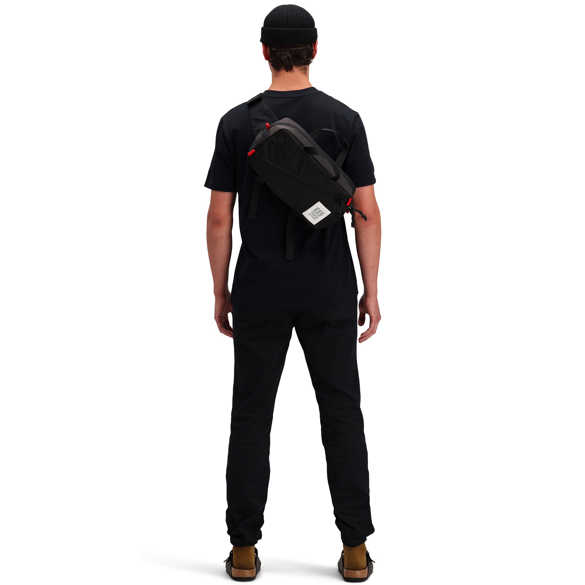 Rückenmodell des Topo Designs Herren Dirt Pocket Tee 100% Bio-Baumwolle Kurzarm-T-Shirts in "schwarz". Zeige auf "Teichblau"