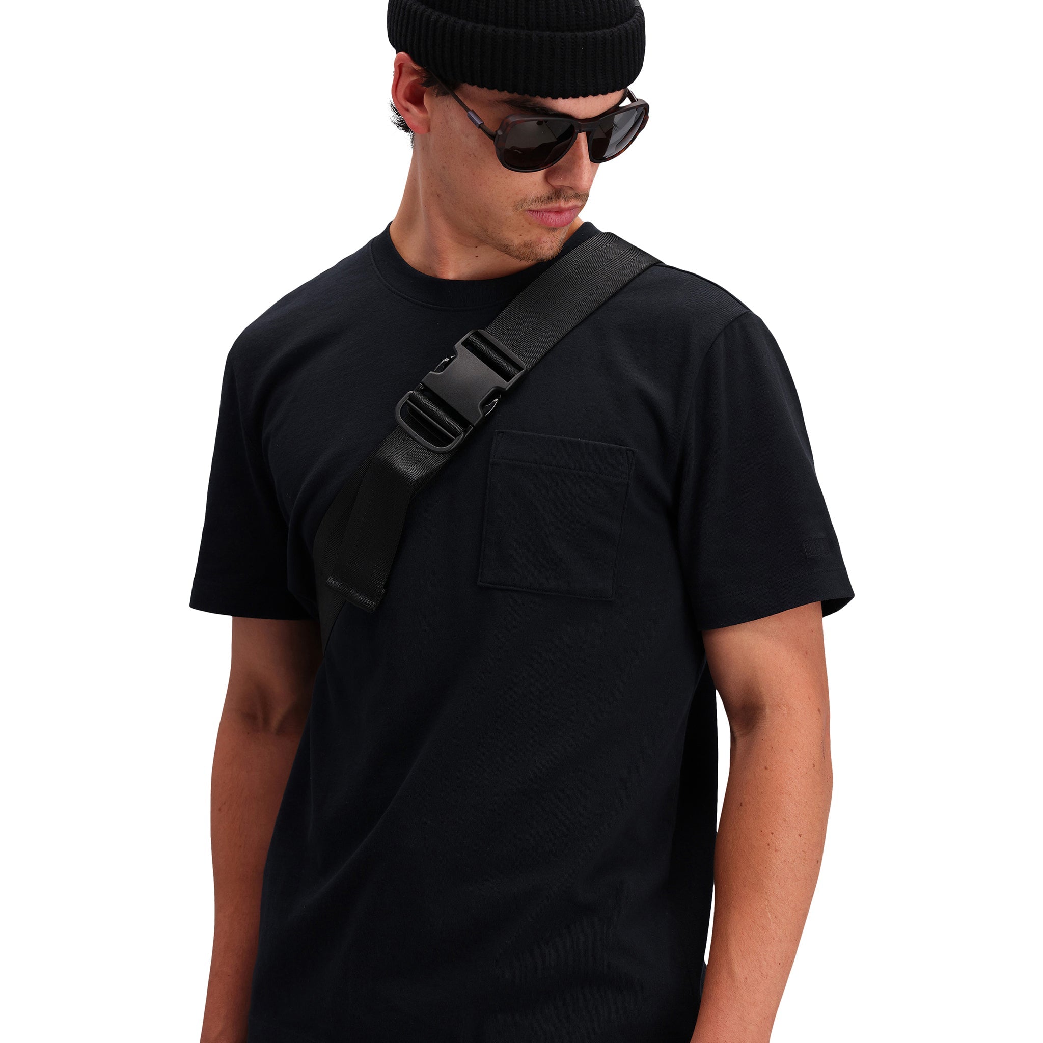 Frontmodell des Topo Designs Herren Dirt Pocket Tee 100% Bio-Baumwolle Kurzarm-T-Shirts in "schwarz". Zeige auf "Teichblau"