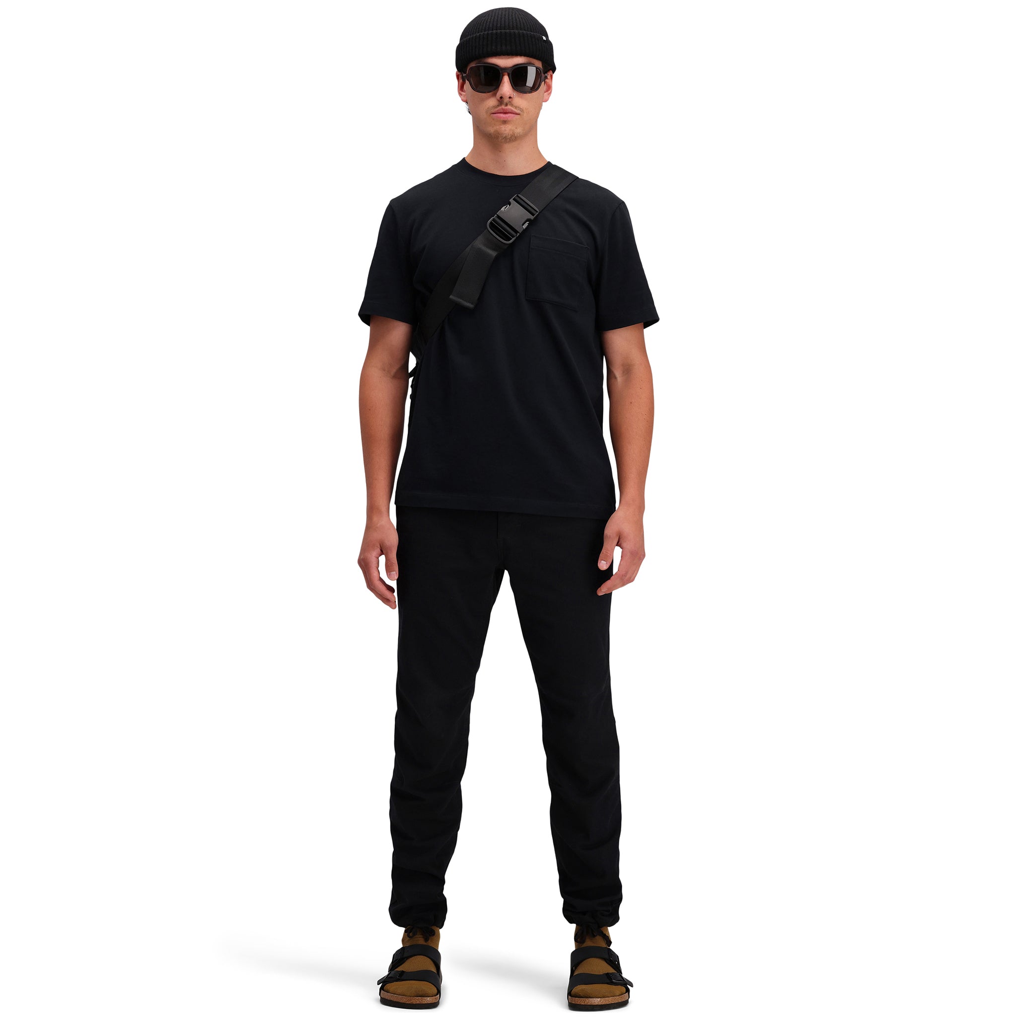 Frontmodell des Topo Designs Herren Dirt Pocket Tee 100% Bio-Baumwolle Kurzarm-T-Shirts in "schwarz". Zeige auf "Teichblau"