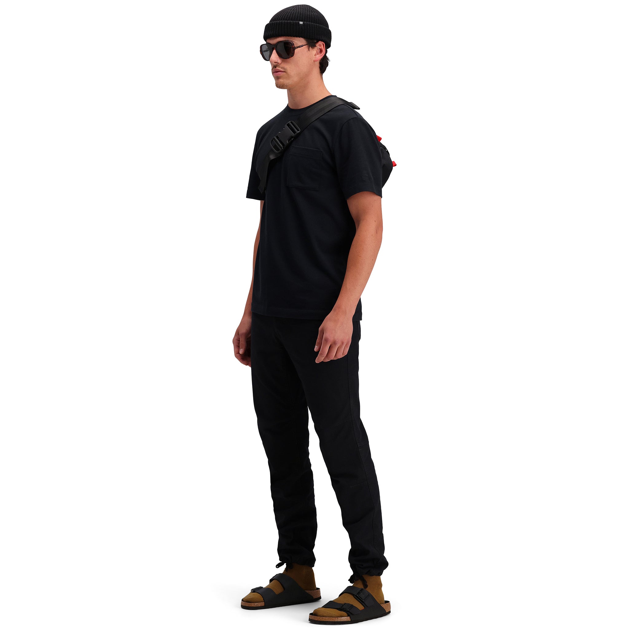 Seitliche Modellaufnahme des Topo Designs Herren Dirt Pocket Tee 100% Bio-Baumwolle Kurzarm-T-Shirts in "schwarz". Zeige auf "Teichblau"