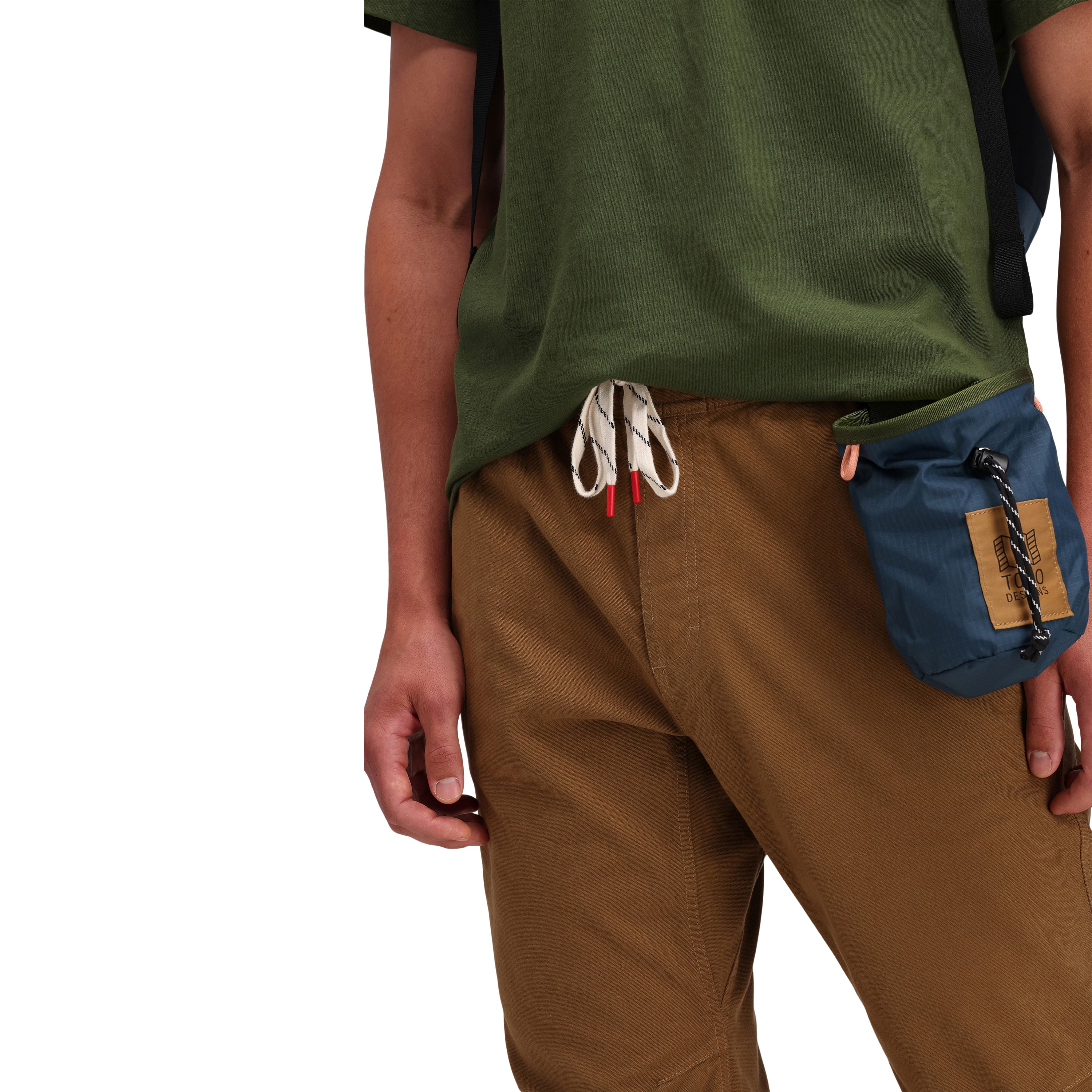 Vordere Modellaufnahme der Topo Designs Herren Dirt Hose aus 100% Bio-Baumwolle mit Kordelzug in "Dark Khaki" braun.