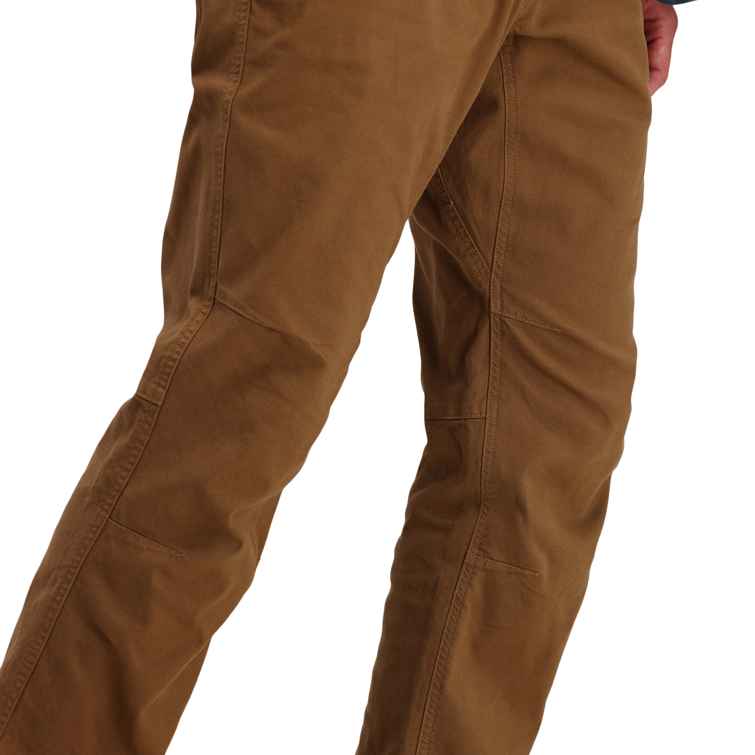 Vordere Modellaufnahme der Topo Designs Herren Dirt Hose aus 100% Bio-Baumwolle mit Kordelzug in "Dark Khaki" braun.