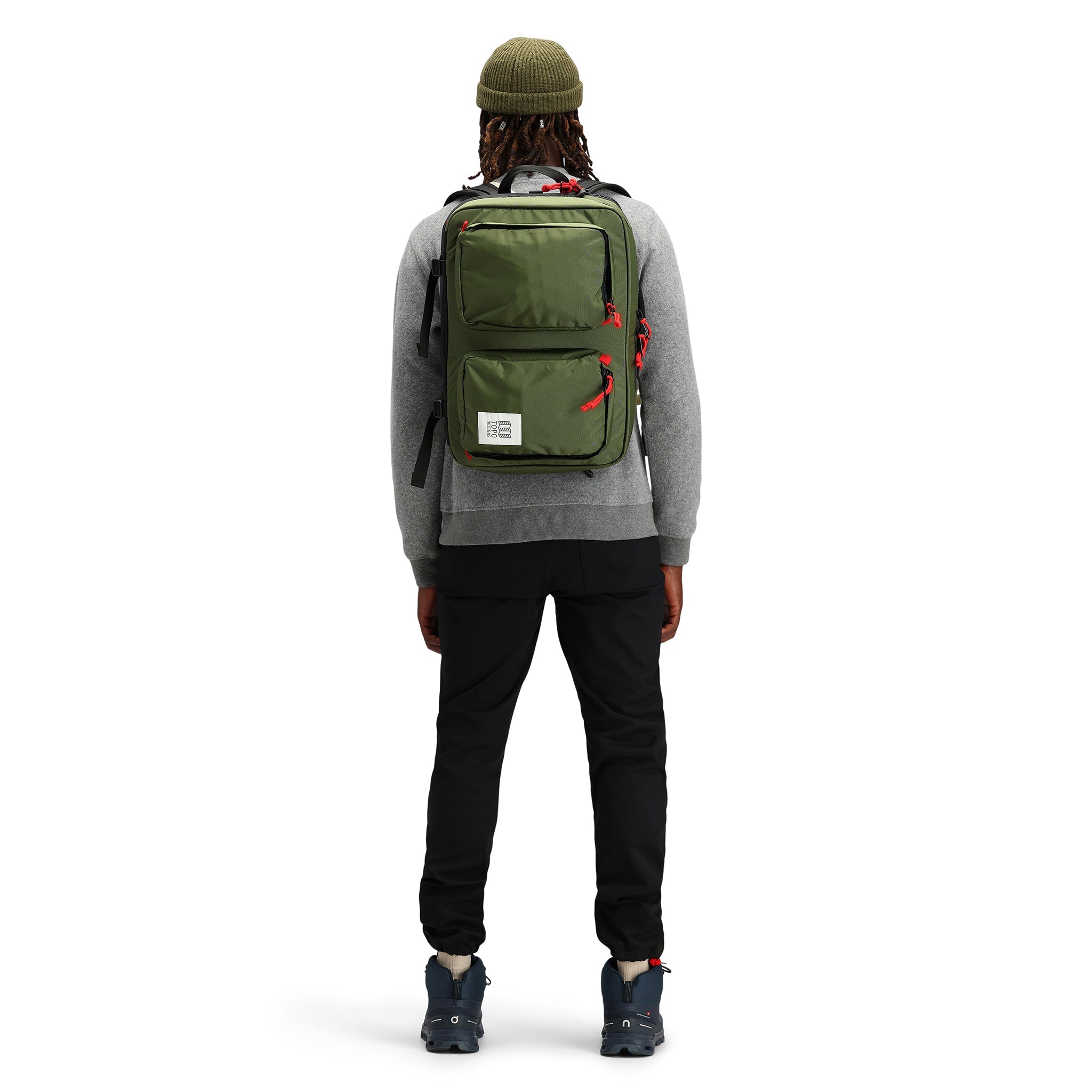 Allgemeine Rückenmodellaufnahme des Topo Designs Global Briefcase Convertible Laptop-Reiserucksack in "Olive" grünem Nylon.