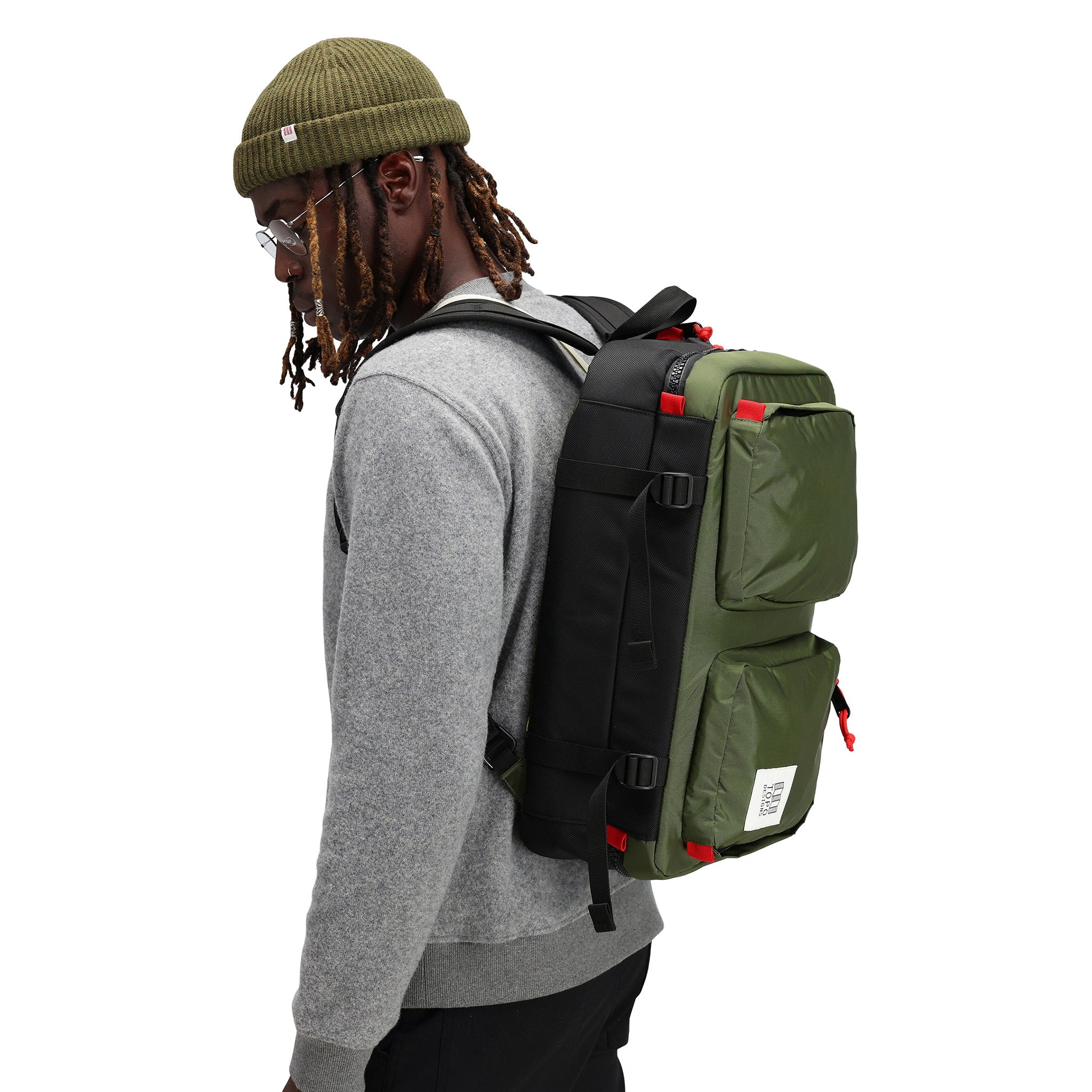 Allgemeine Rückenmodellaufnahme des Topo Designs Global Briefcase Convertible Laptop-Reiserucksack in "Olive" grünem Nylon.