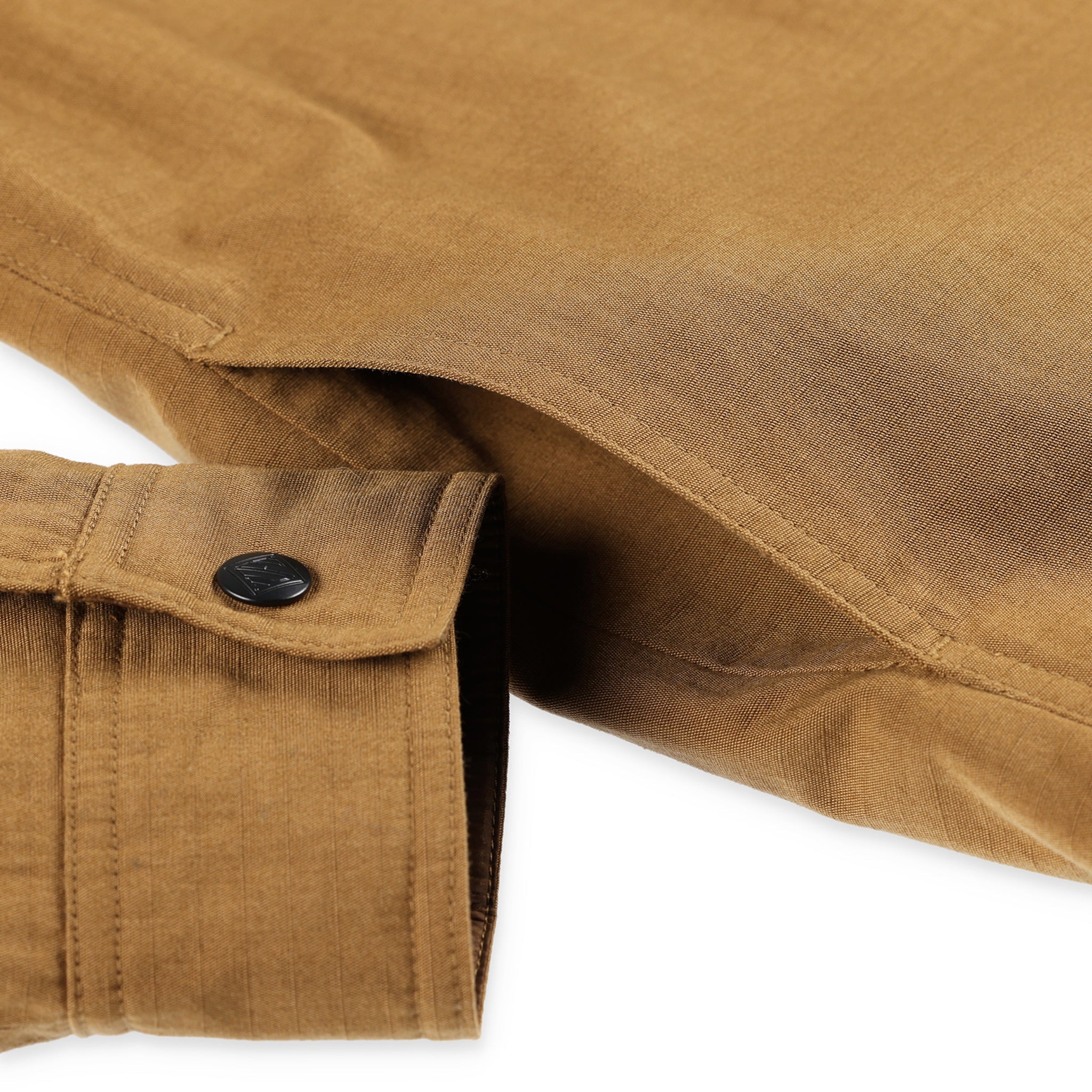 Detailaufnahme der seitlichen Eingrifftaschen der Topo Designs Herren Insulated Reversible Shirt Jacket in "dark khaki" braun