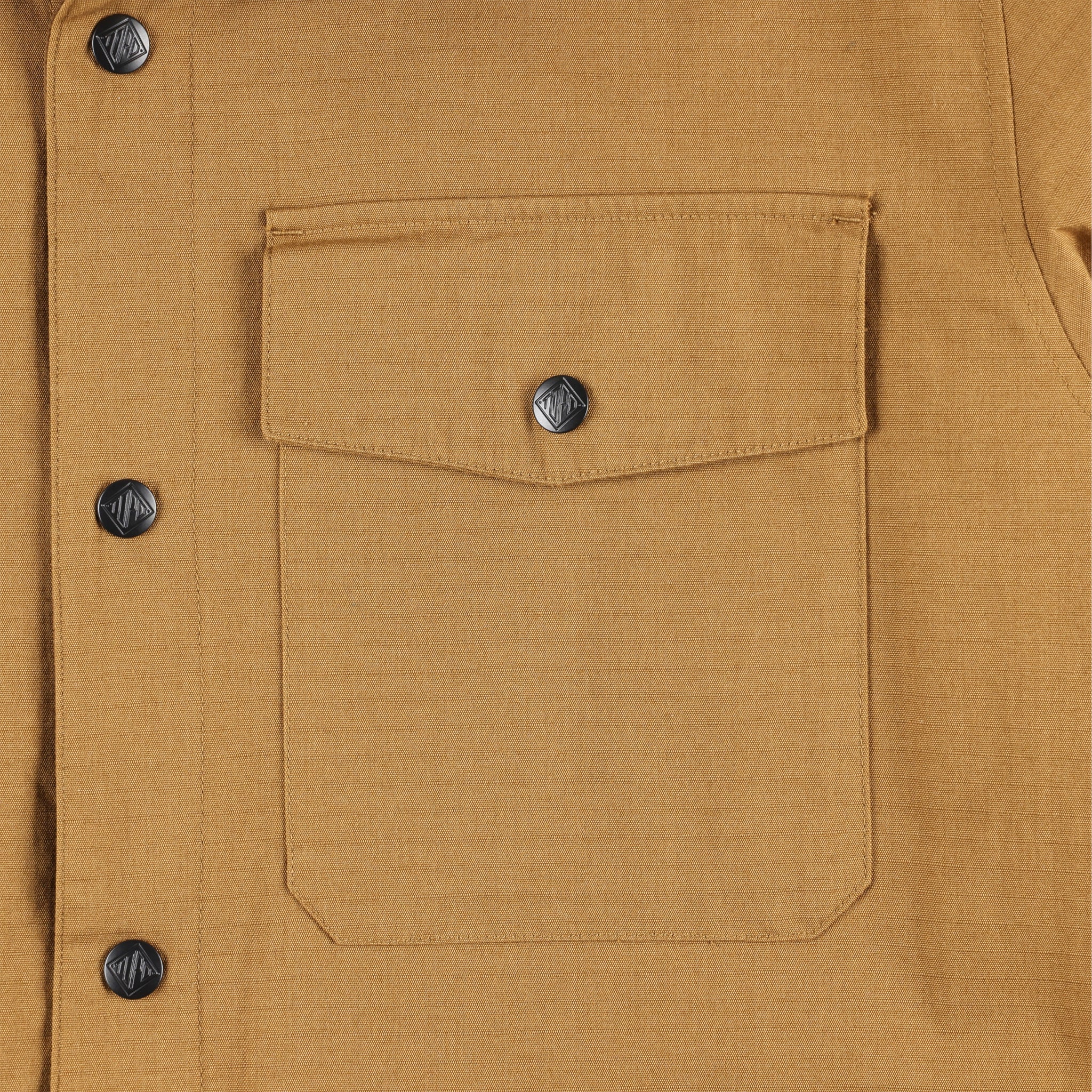 Detailaufnahme der Druckknopftasche auf der Topo Designs Herren Insulated Reversible Shirt Jacket in "dark khaki" braun