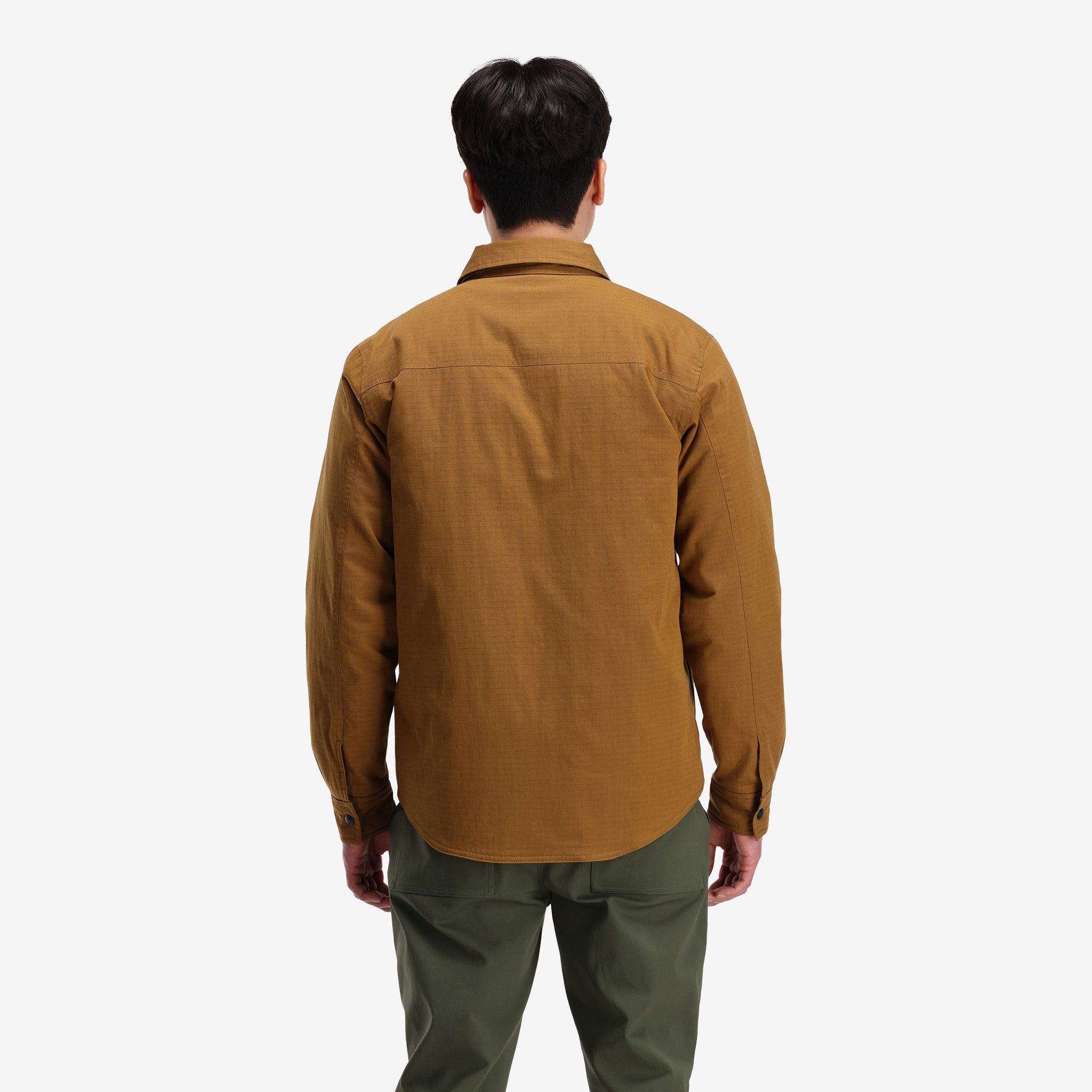 Rückseitige Modellaufnahme der Topo Designs Herren Insulated Reversible Shirt Jacket in "dark khaki" braun