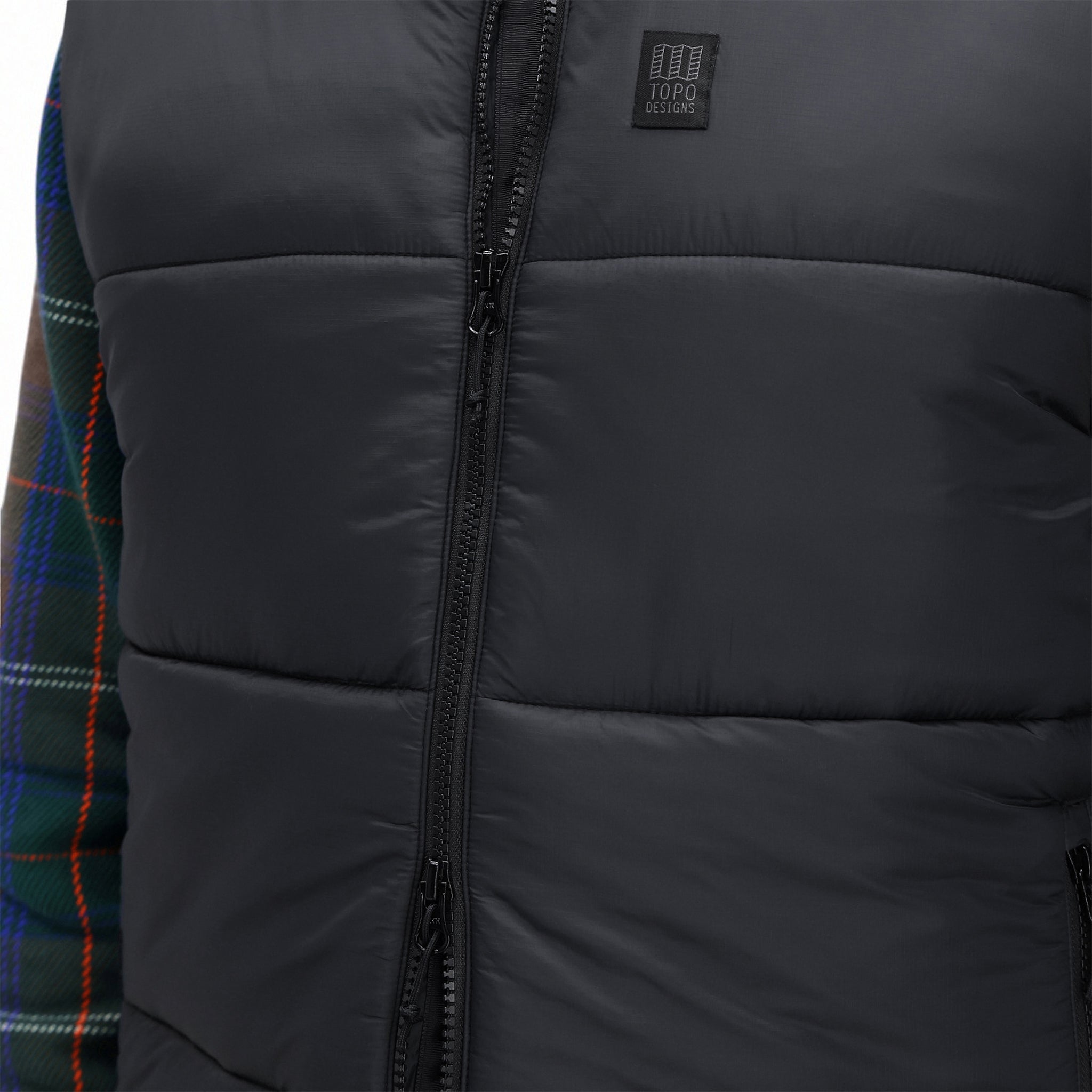 Detailaufnahme der Vorderseite von Topo Designs Herren Mountain Puffer recycled insulated Vest in "Black" mit Doppelreißverschluss