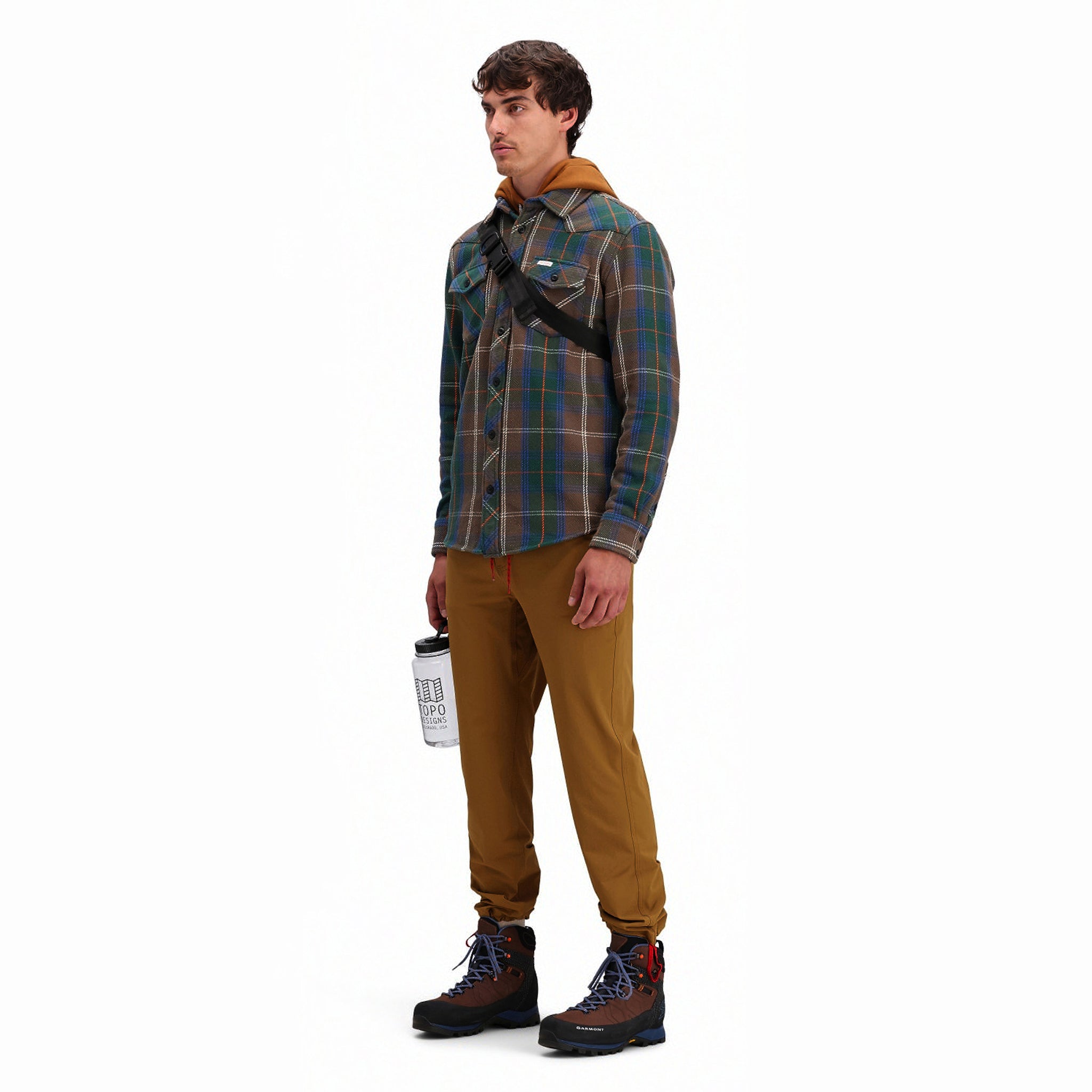 Seitliche Modellaufnahme der Topo Designs Herren Boulder leichte Kletter- und Hose in "dark khaki" braun. 