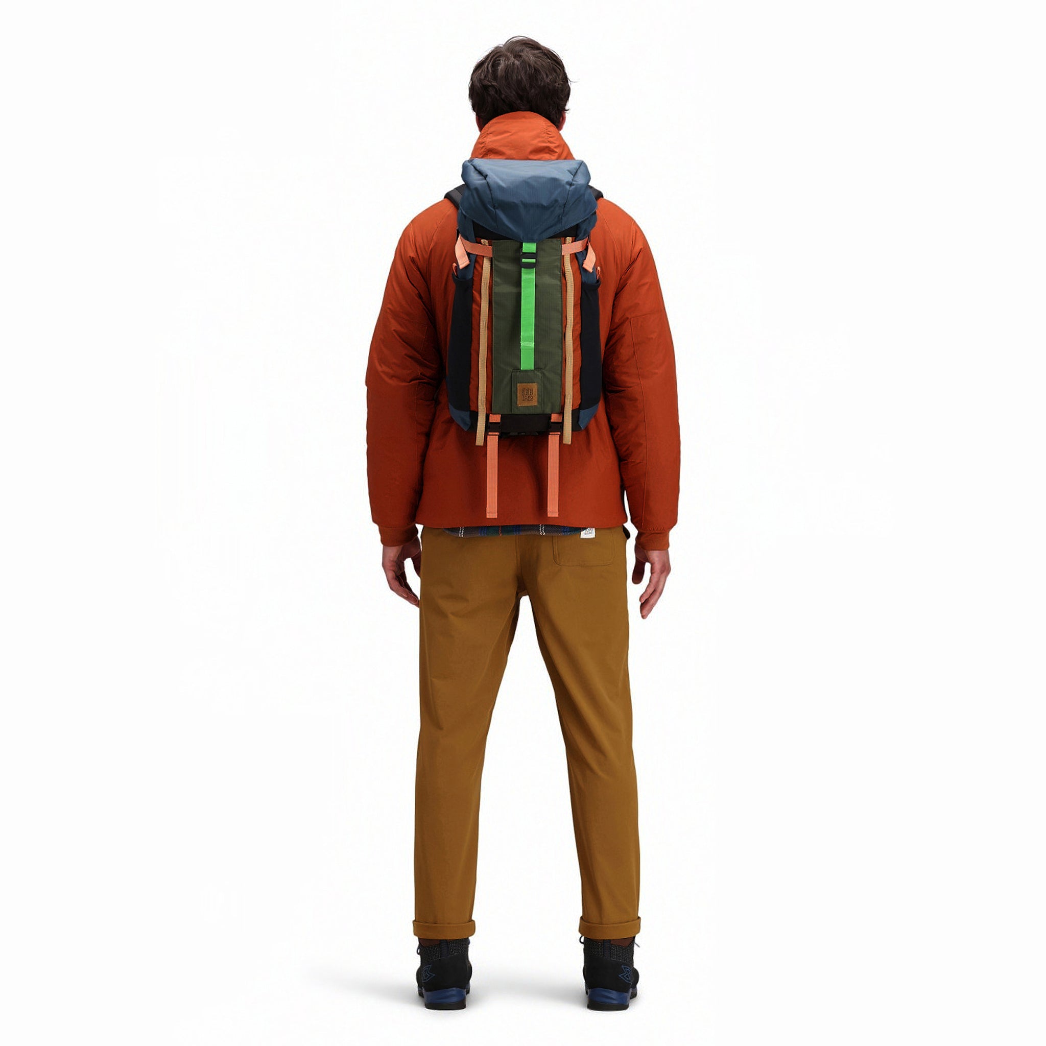 Rückseitige Modellaufnahme der Topo Designs Herren Boulder Leichtgewicht Kletter- und Hose in "dark khaki" braun. 