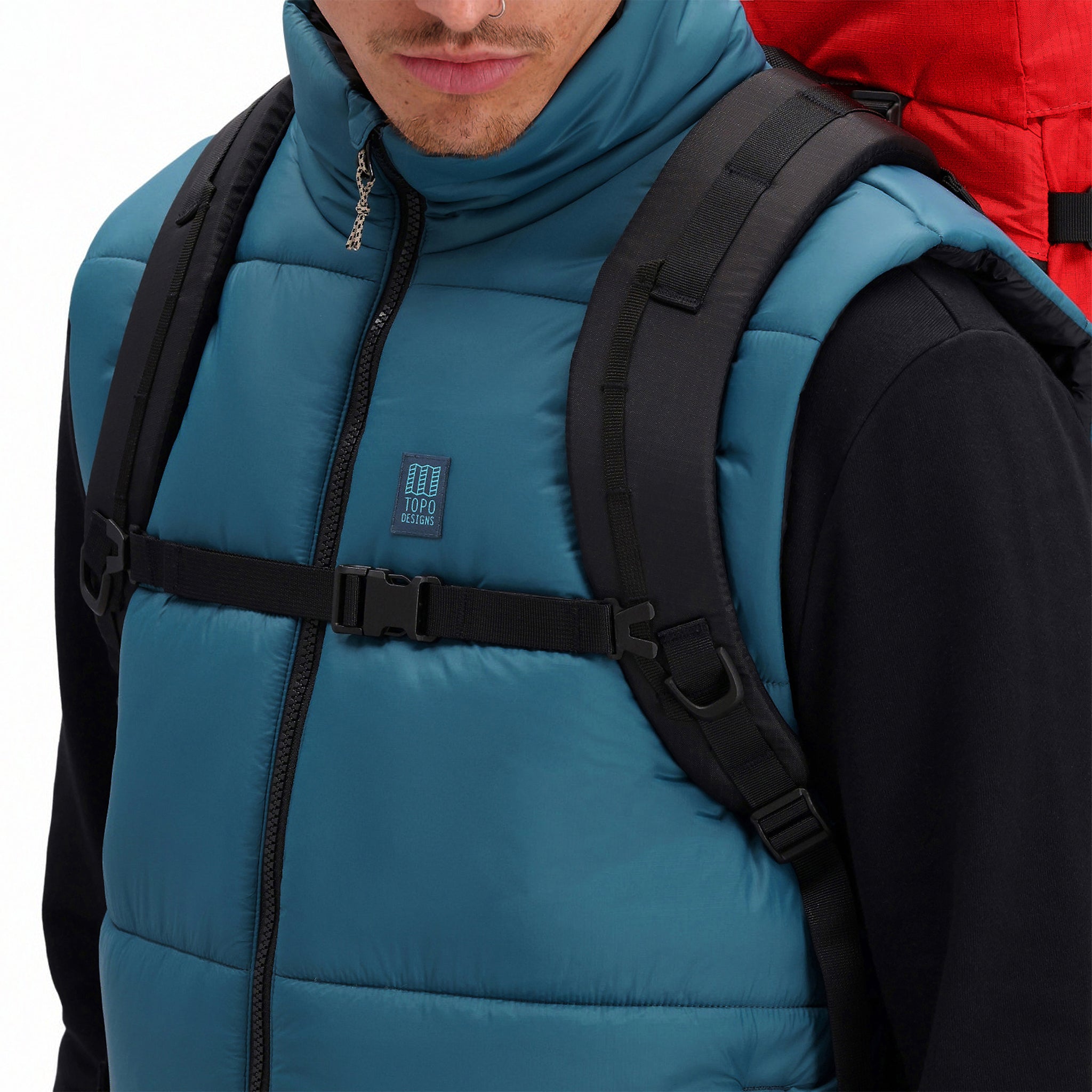 Frontmodell der Topo Designs Herren Mountain Puffer recycled insulated Vest in "Pond Blue".