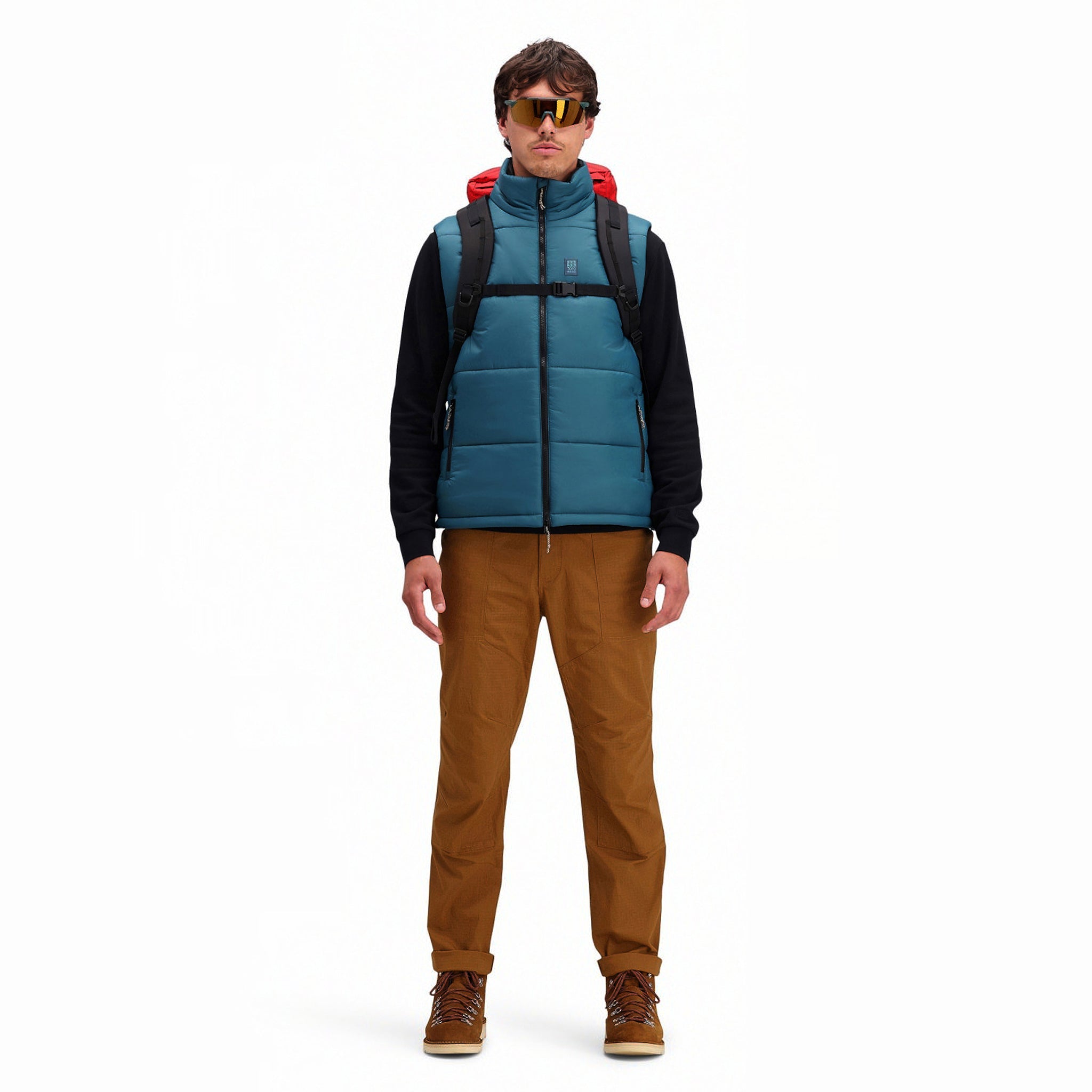 Frontmodell der Topo Designs Herren Mountain Puffer recycled insulated Vest in "Pond Blue".