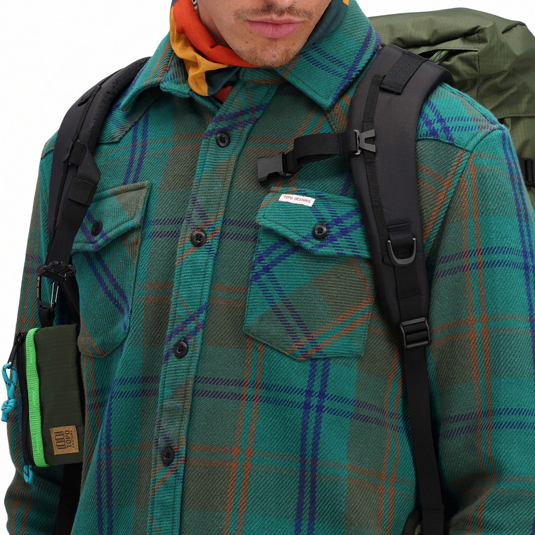 Detailaufnahme der Brusttaschen auf der Vorderseite des Topo Designs Herren Mountain Shirt Heavyweight "Green / Earth Plaid" braun blau button-up.